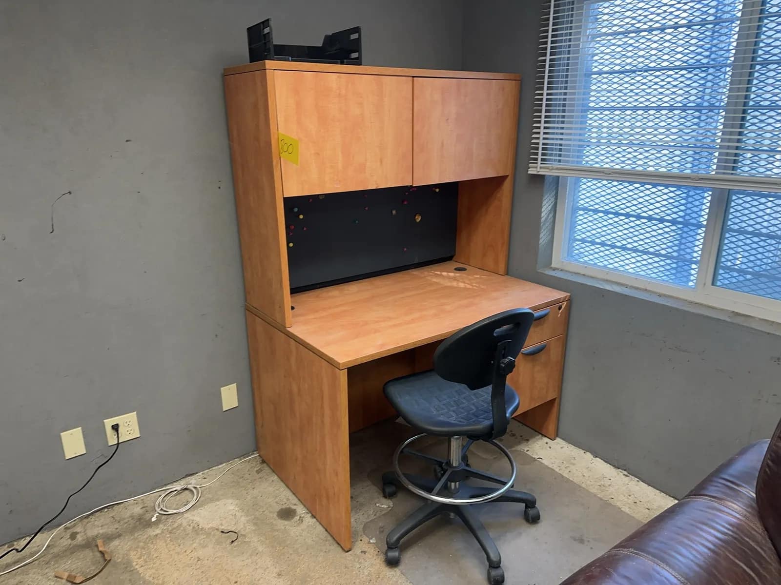 office-desk-with-chair-c5d094
