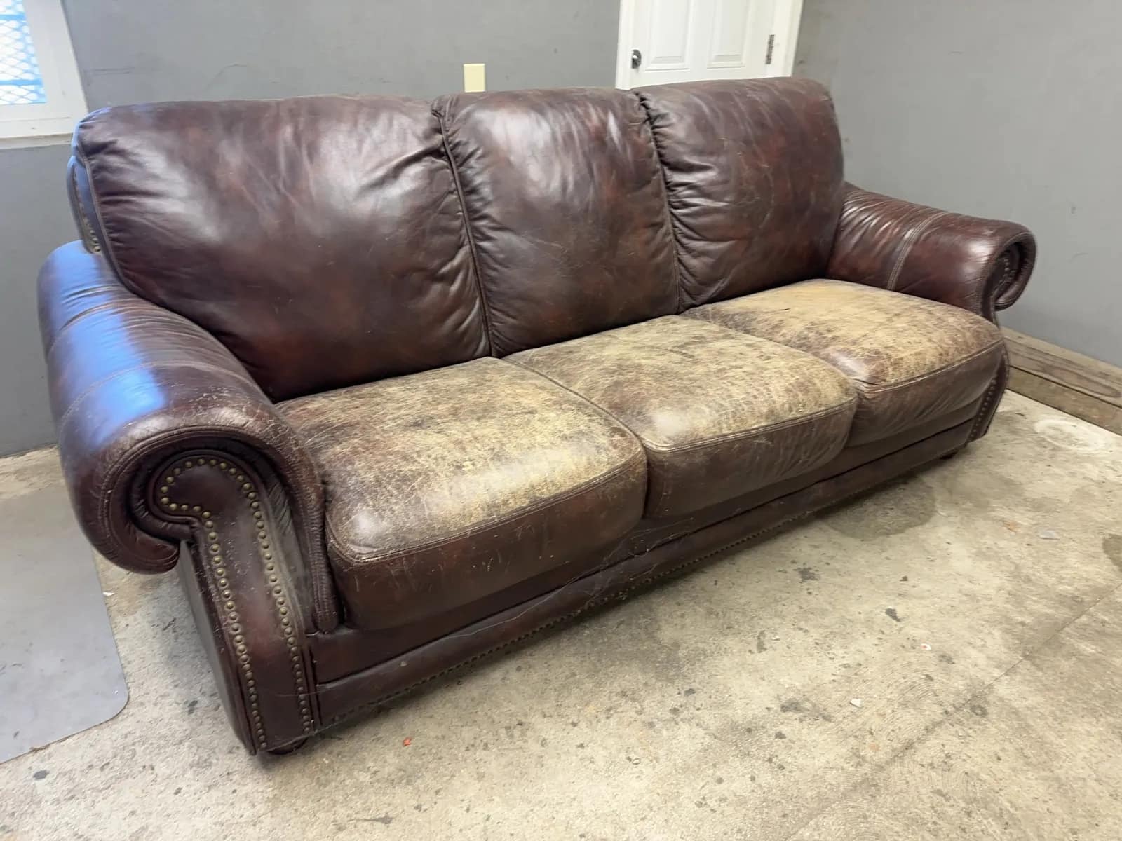leather-couch-e4ee53