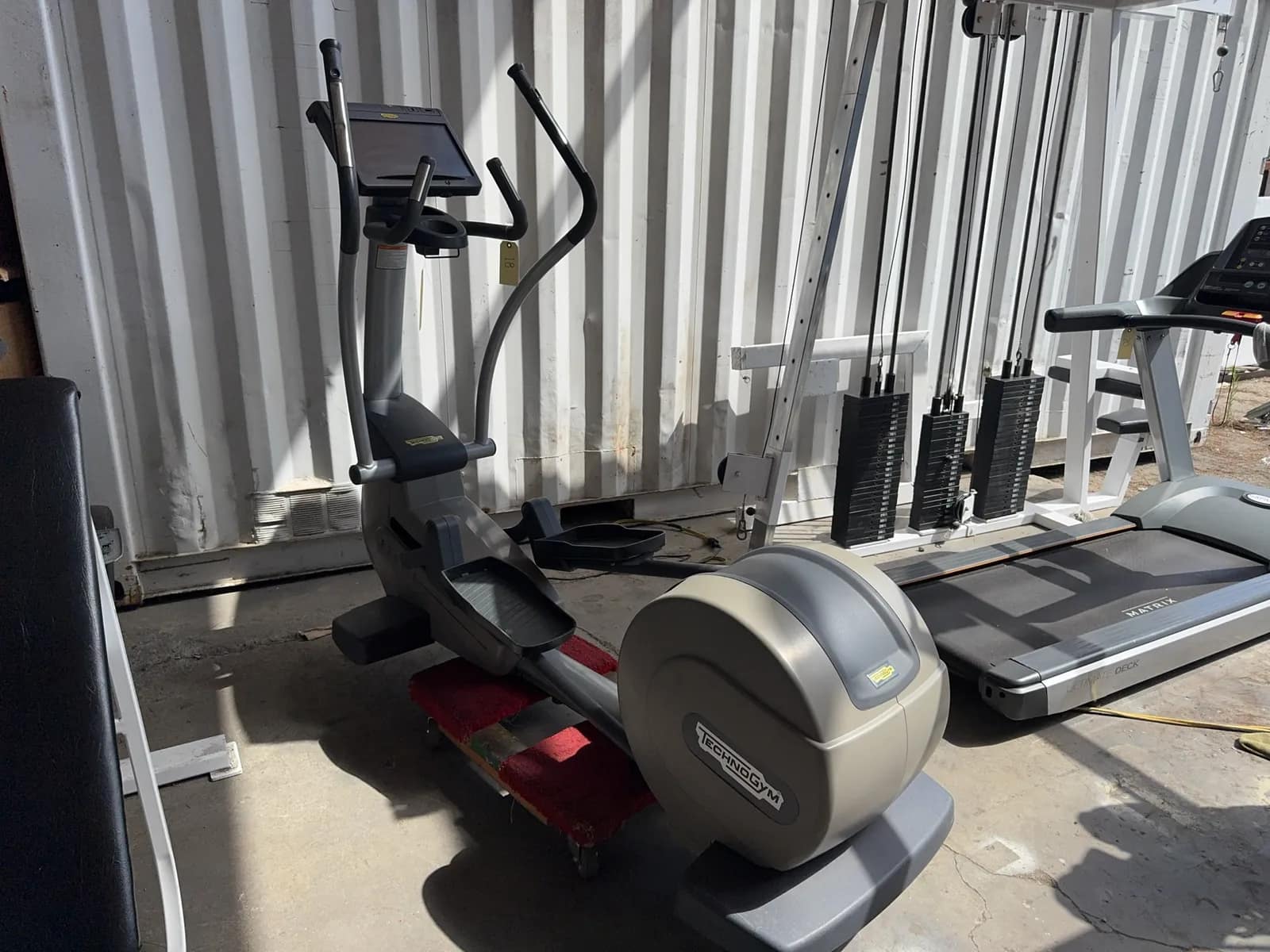 technogym-elliptical-machine-162f50