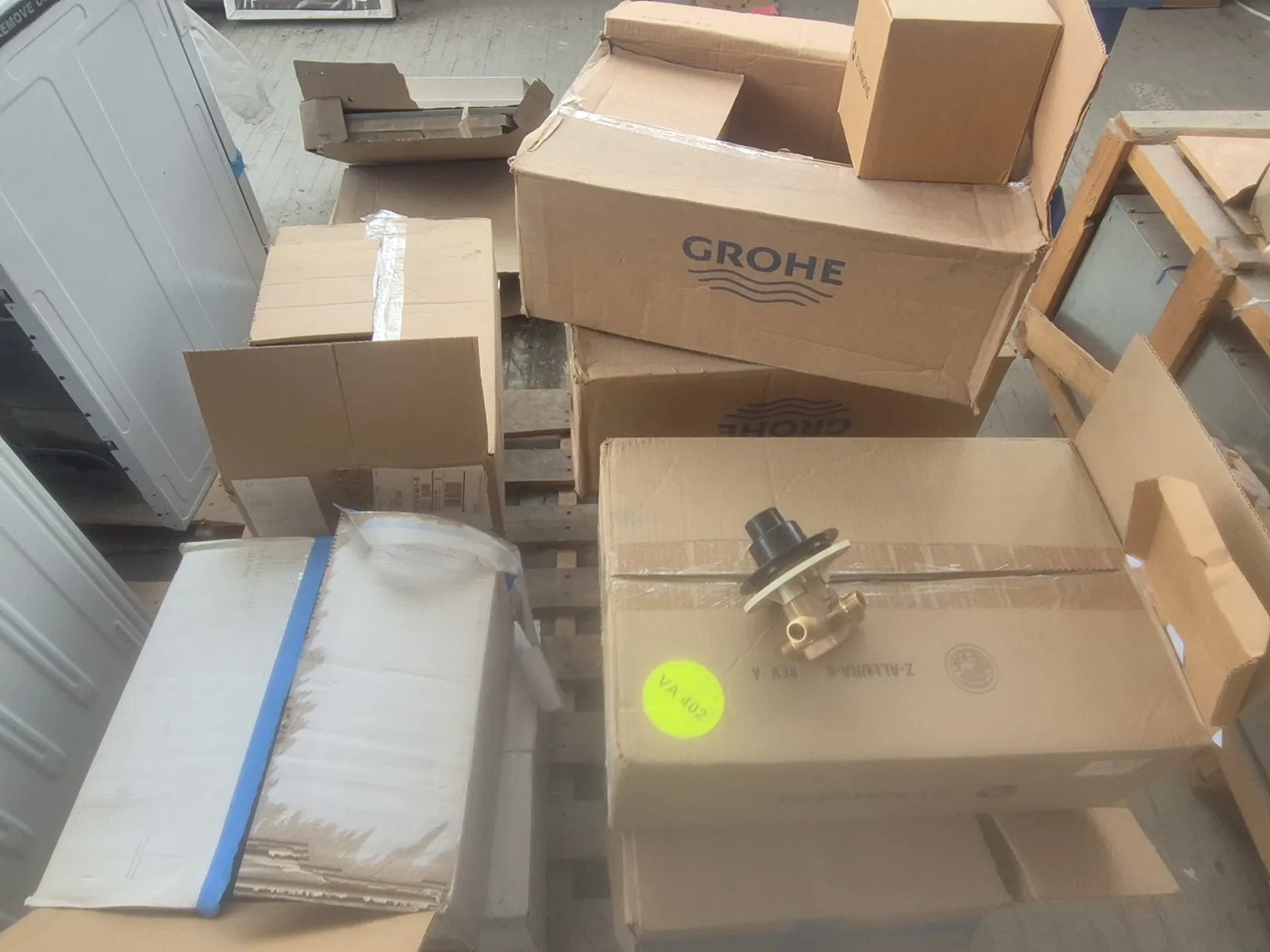 contents-of-pallet-miscellaneous-plumbing-parts-various-temporal-body-symmons-multiple-choice-universal-rough-stops-7714c6