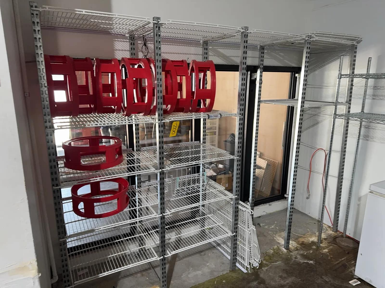 adjustable-racking-system-with-9-keg-stands-mtnkexd7