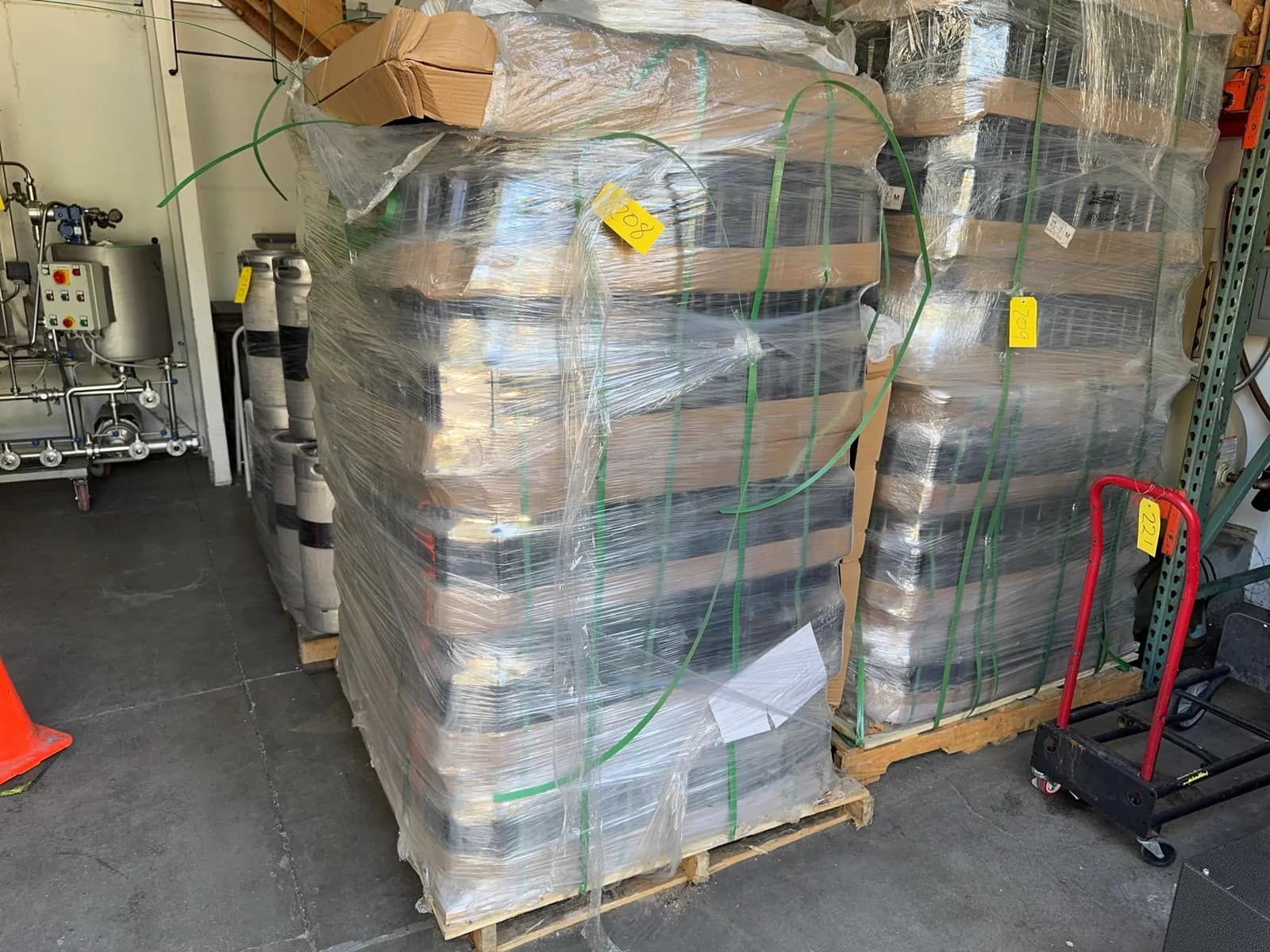pallet-of-brown-750ml-glass-bottles-mtnkn82x