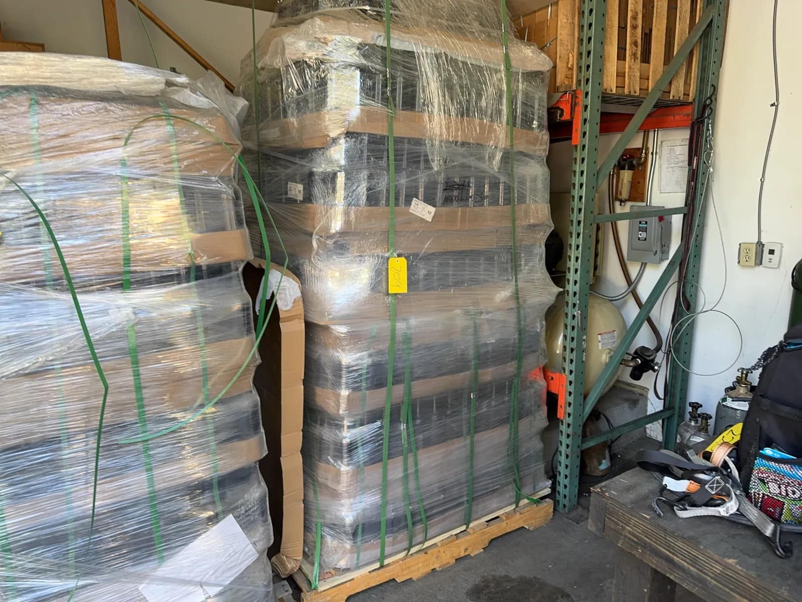 pallet-of-brown-750ml-glass-bottles-mtnknewj