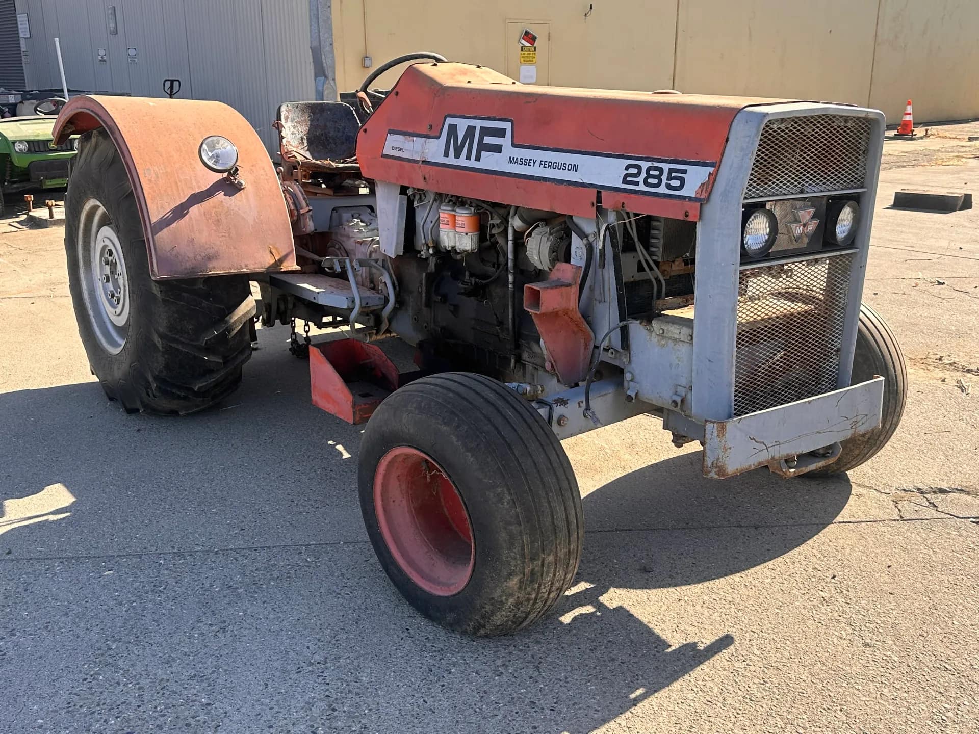 massy-ferguson-285-tractor-with-loader-bucket-and-forks-mtj0r38q