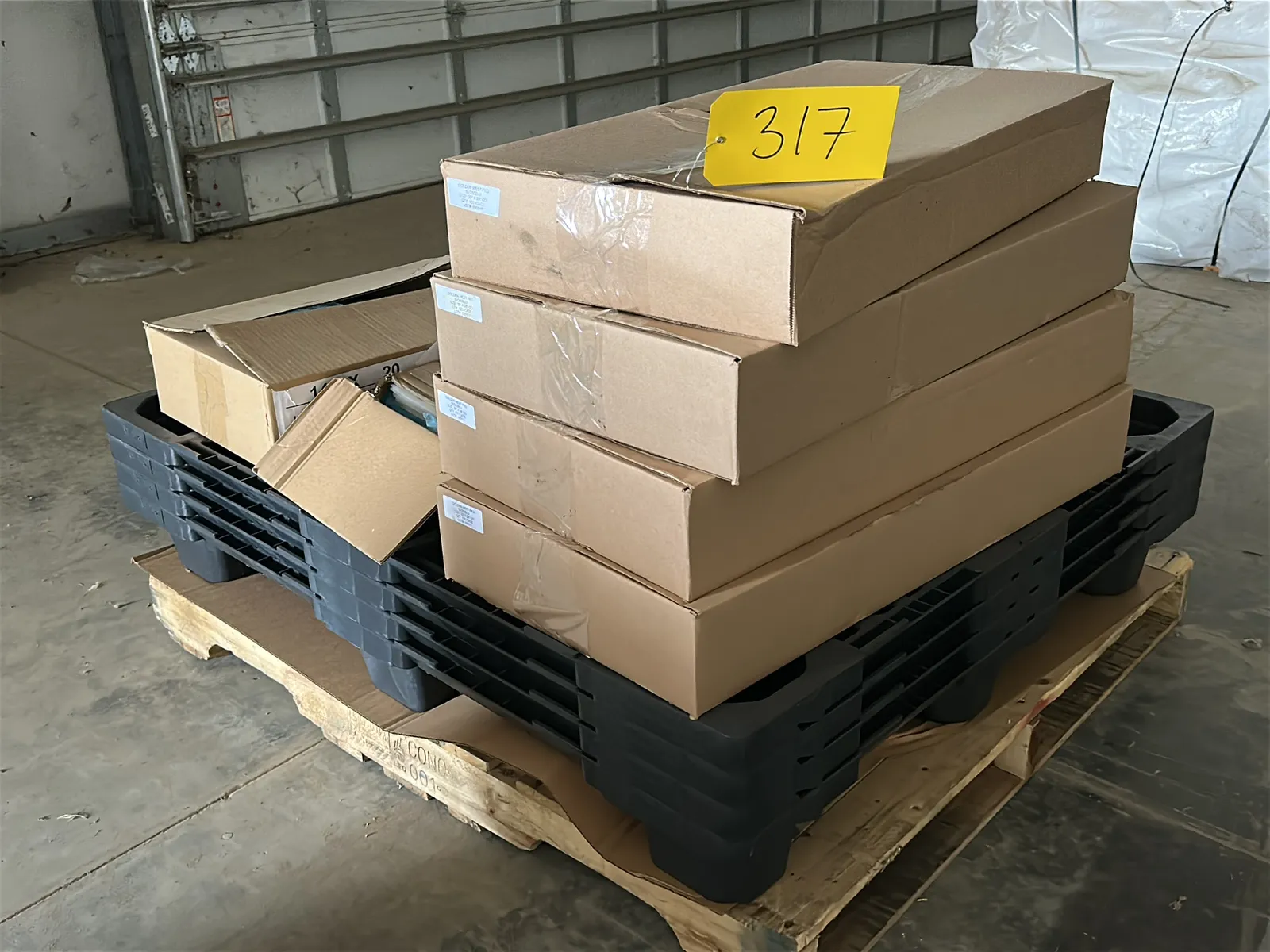 6-boxes-of-polyethylene-bags-and-4-plastic-pallets-fa4822