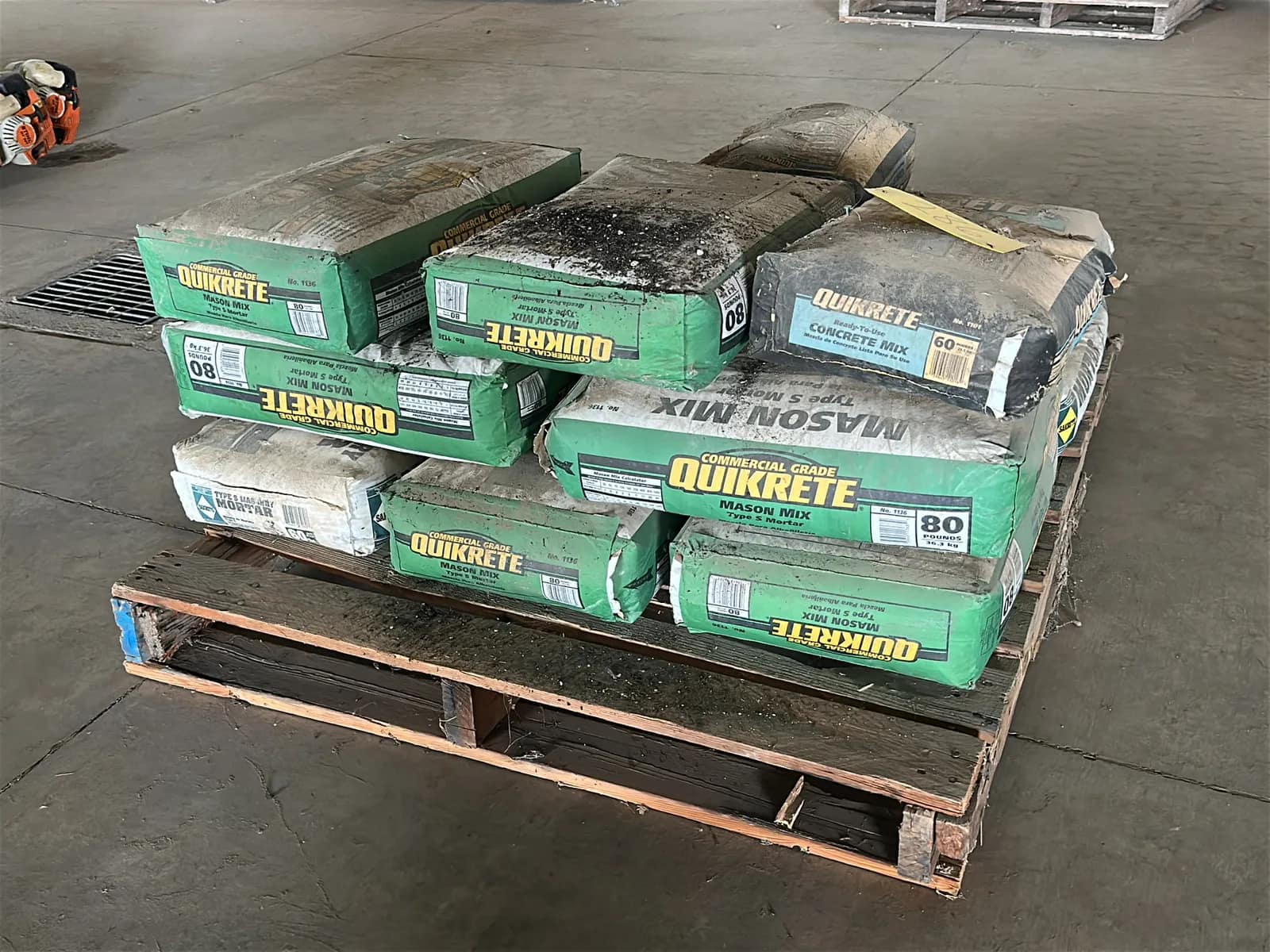15-assorted-bags-of-concrete-mix-masonry-mortar-and-stucco-727ffc