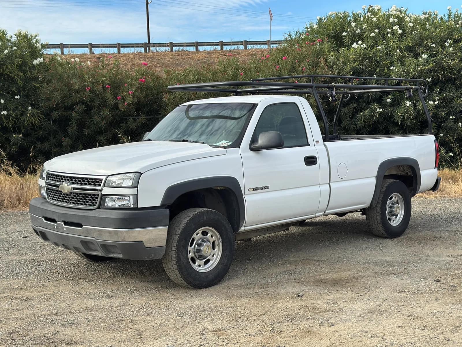 2005-chevrolet-silverado-2500hd-long-bed-with-lumber-rack-mtlsu7ag
