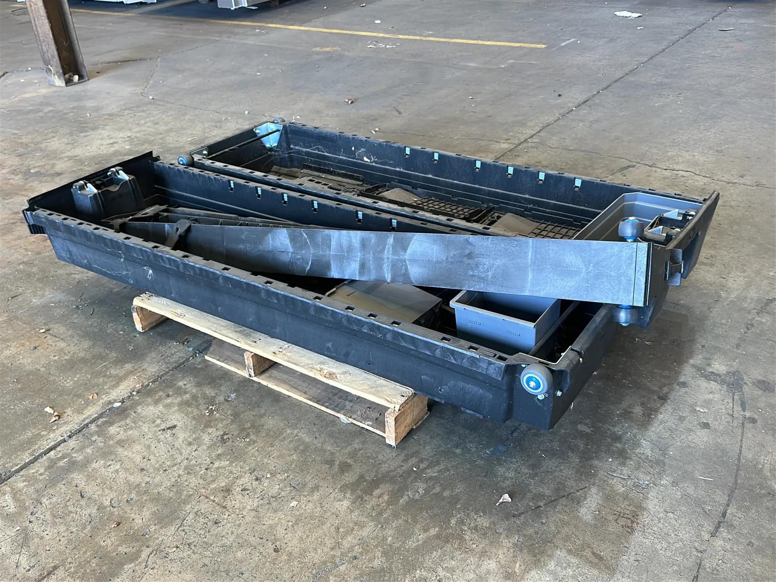 decked-truck-bed-rolling-tool-box-mu1v3dyz