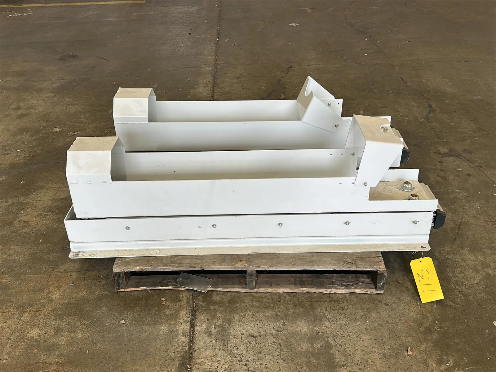 industrial-white-metal-conveyor-chute-system-mu1v3e8s