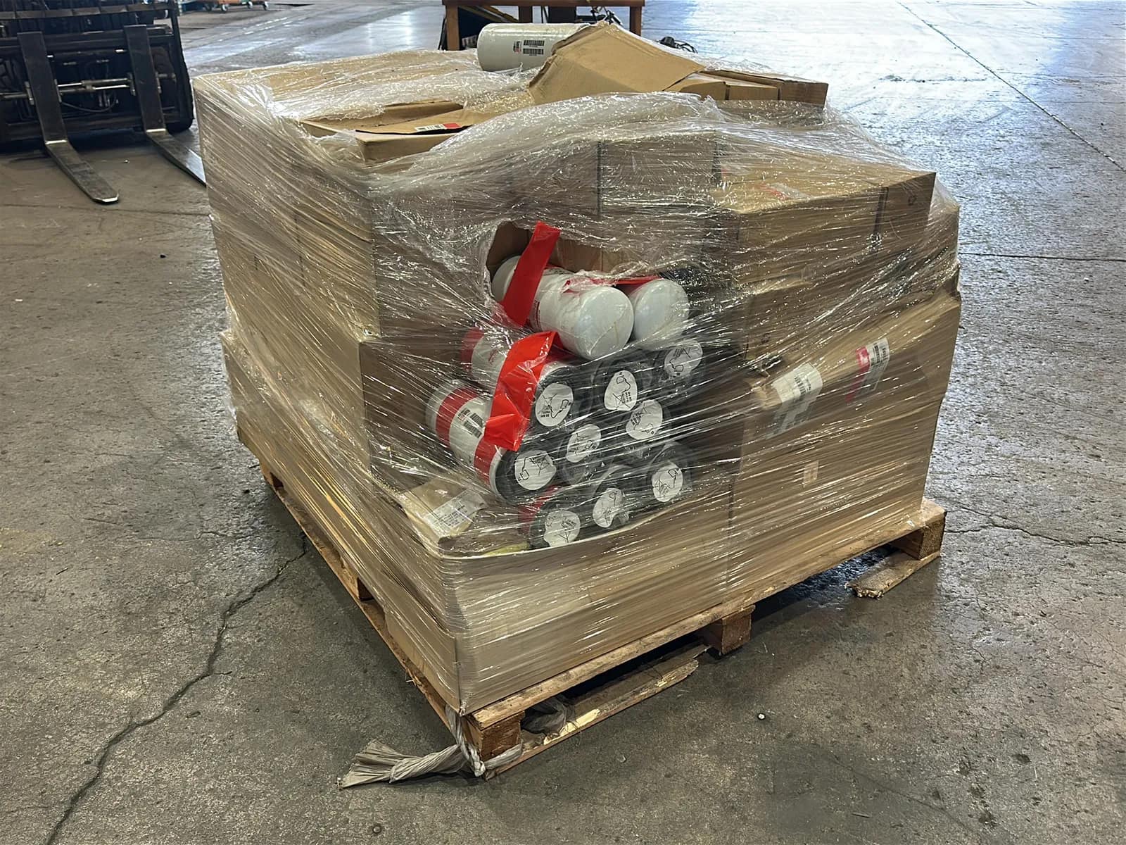 pallet-of-assorted-air-and-oil-filters-mu1v3ek7