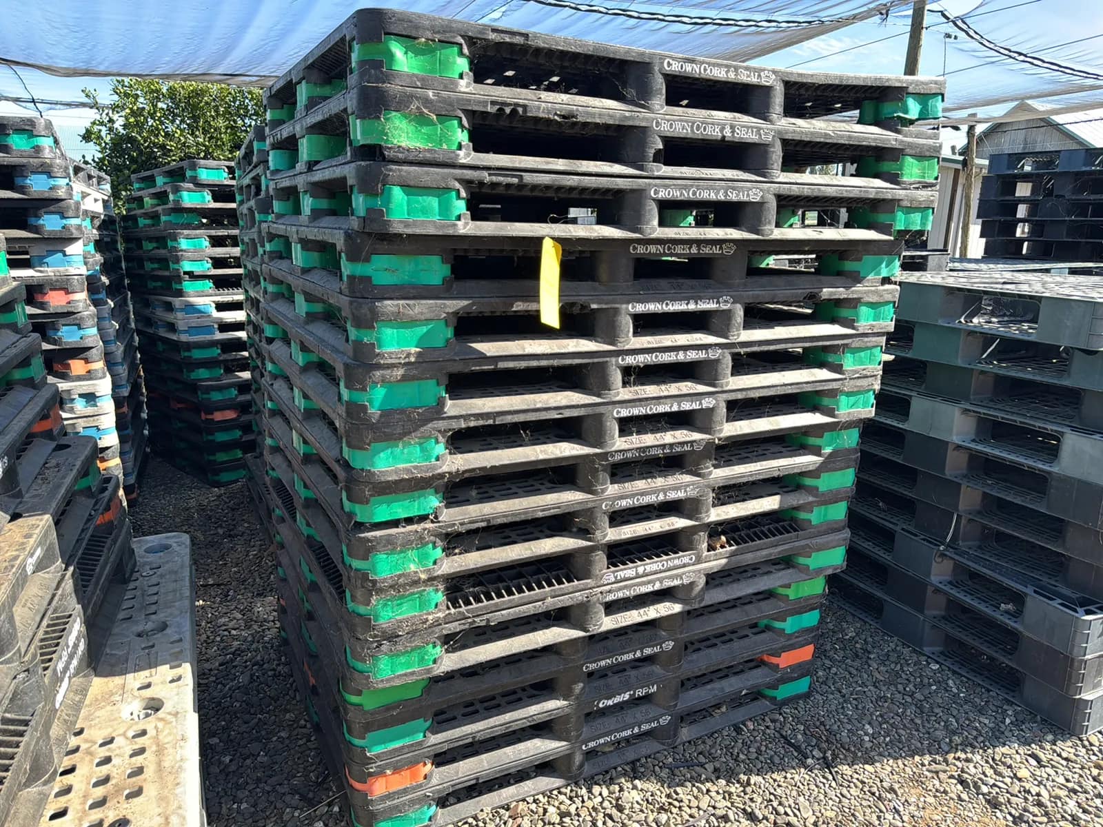 contents-of-row-approximately-45-plastic-pallets-mtlsmeoh