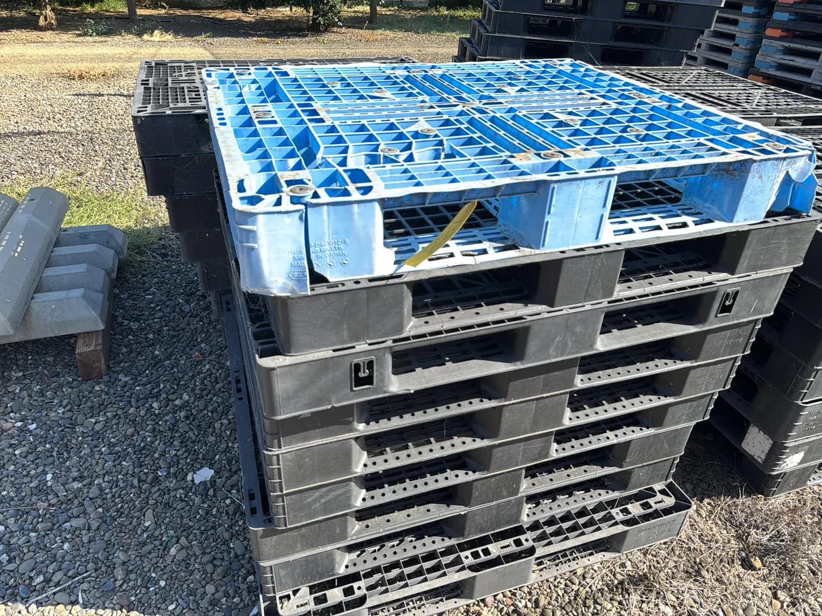 contents-of-row-17-plastic-pallets-mtlsmt2t