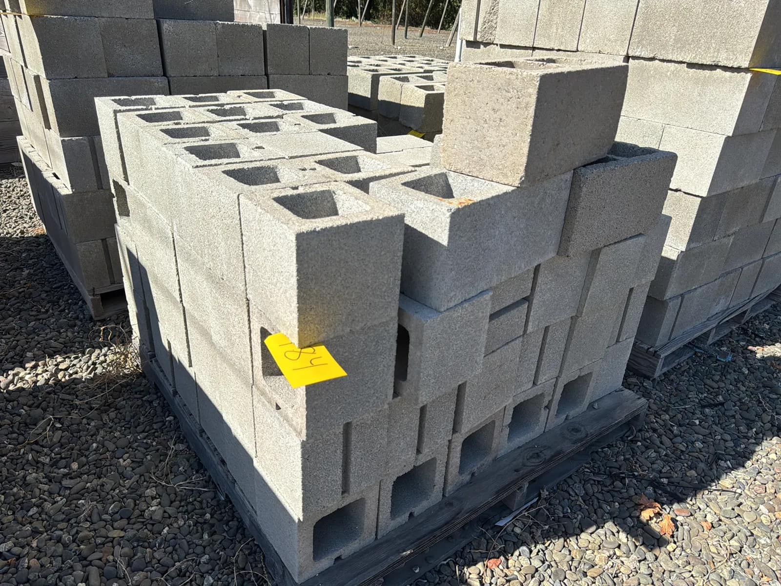 contents-of-pallet-cinder-blocks-mtlsrjw4
