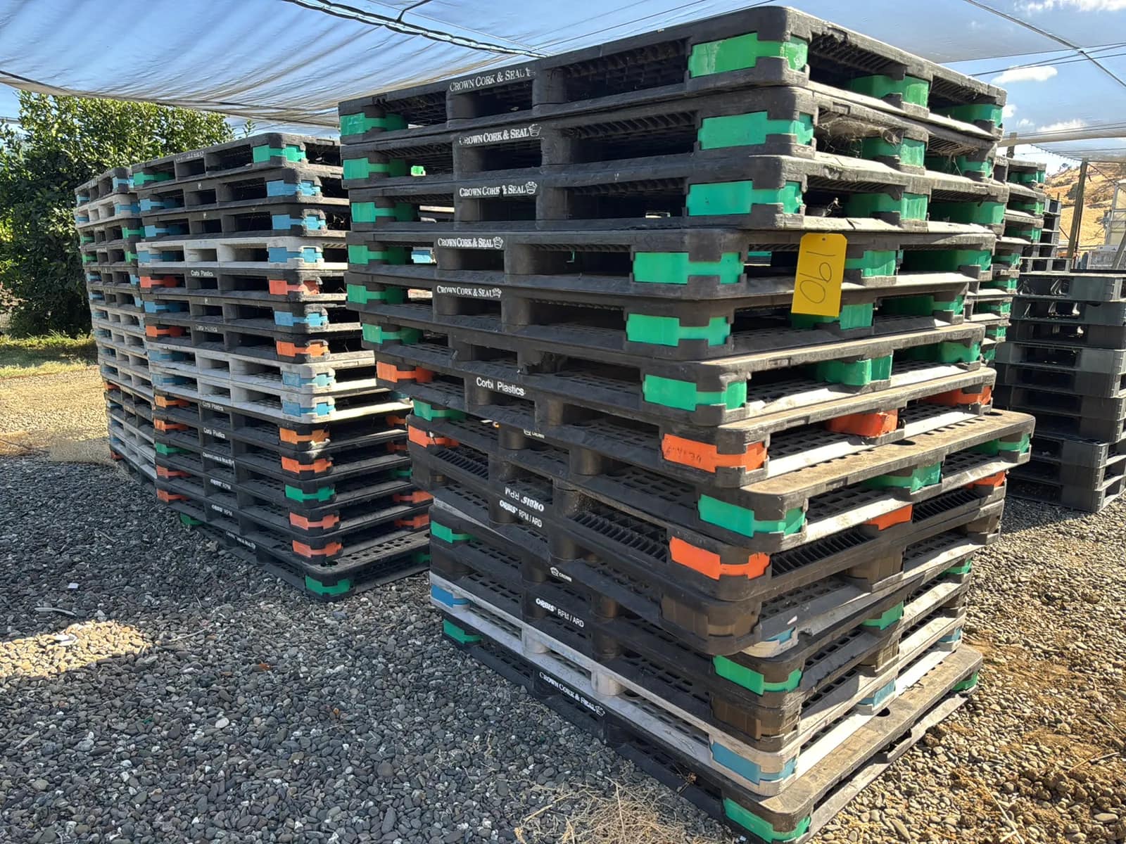 contents-of-row-approximately-45-plastic-pallets-mtlsvvse