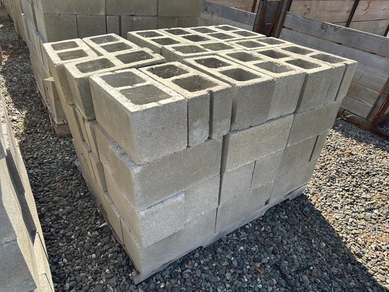 contents-of-pallet-cinder-blocks-mtlswnem