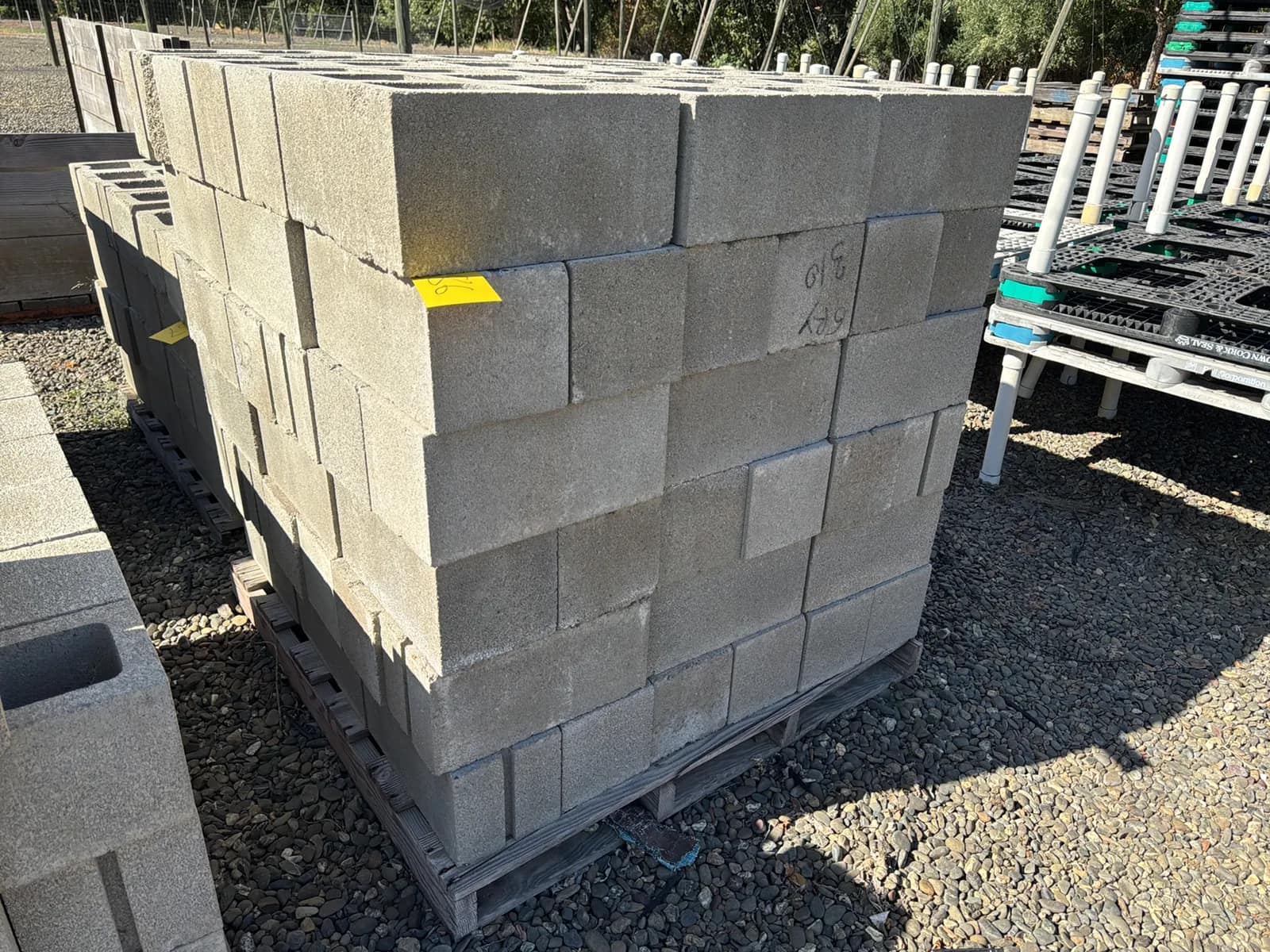 contents-of-pallet-cinder-blocks-mtlszcjc