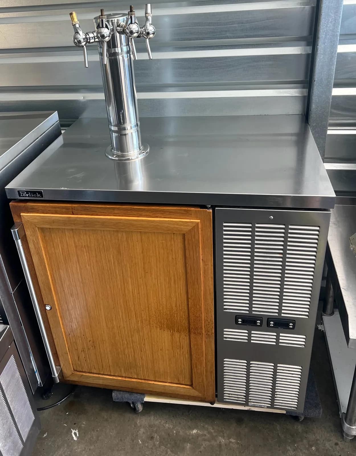 perlick-commercial-wine-beer-keg-cooler-with-draft-tower-and-wooden-front-mtur9qv6