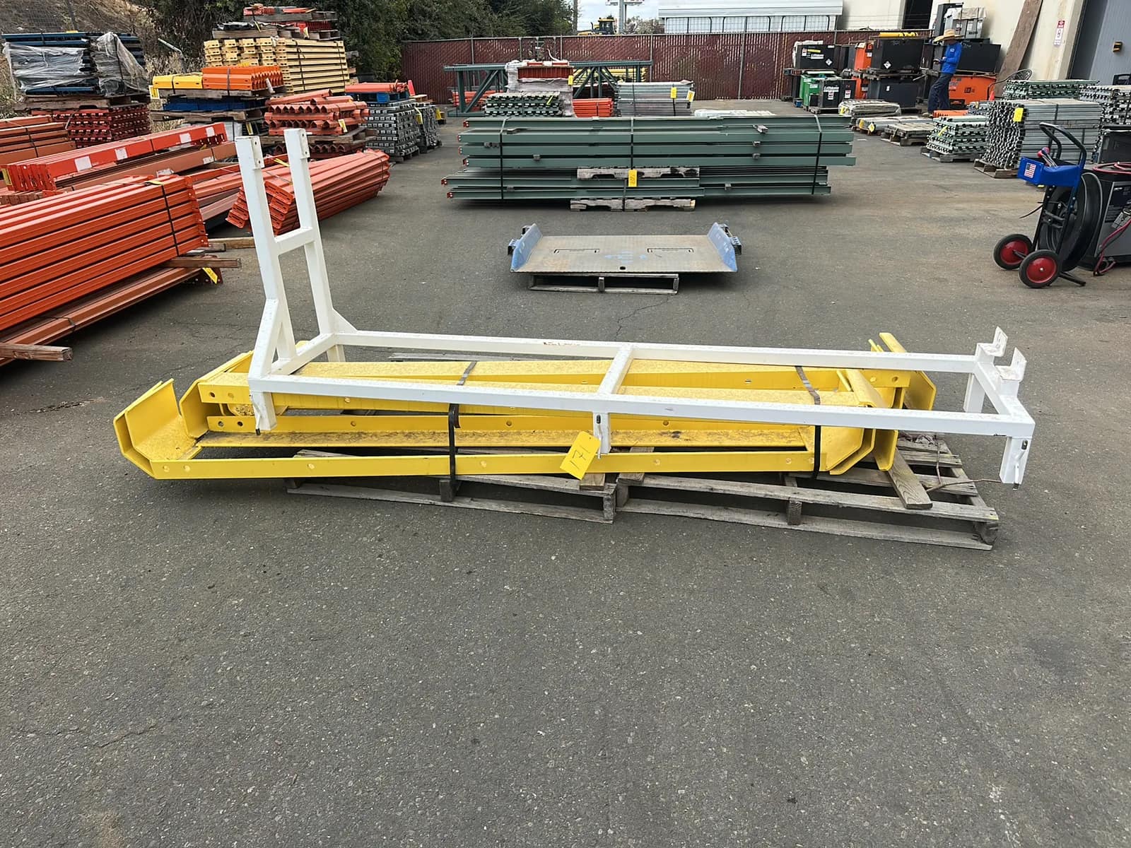heavy-duty-yellow-steel-frame-with-white-support-structure-6a81e2
