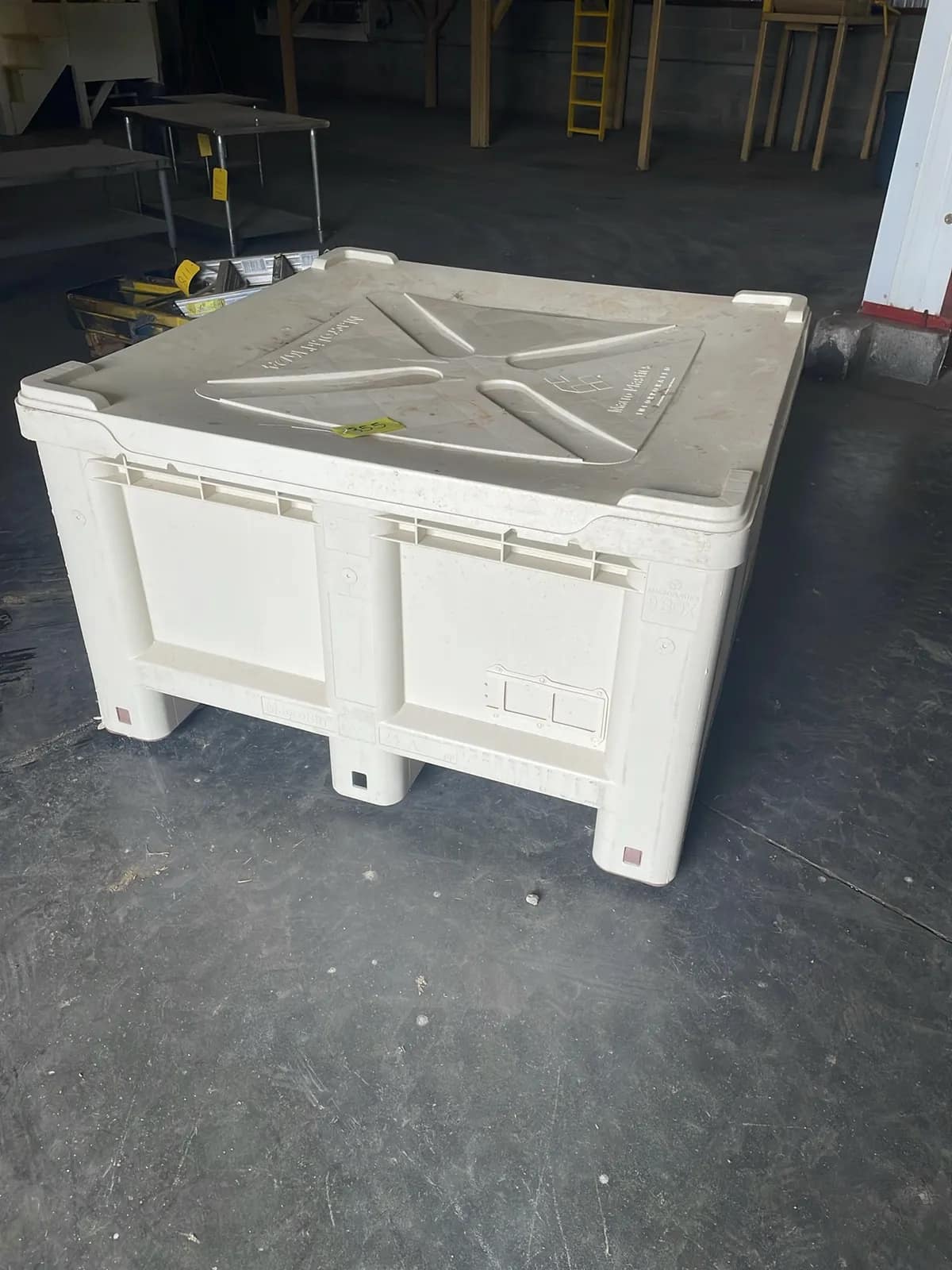 macro-bin-container-with-lid-750362