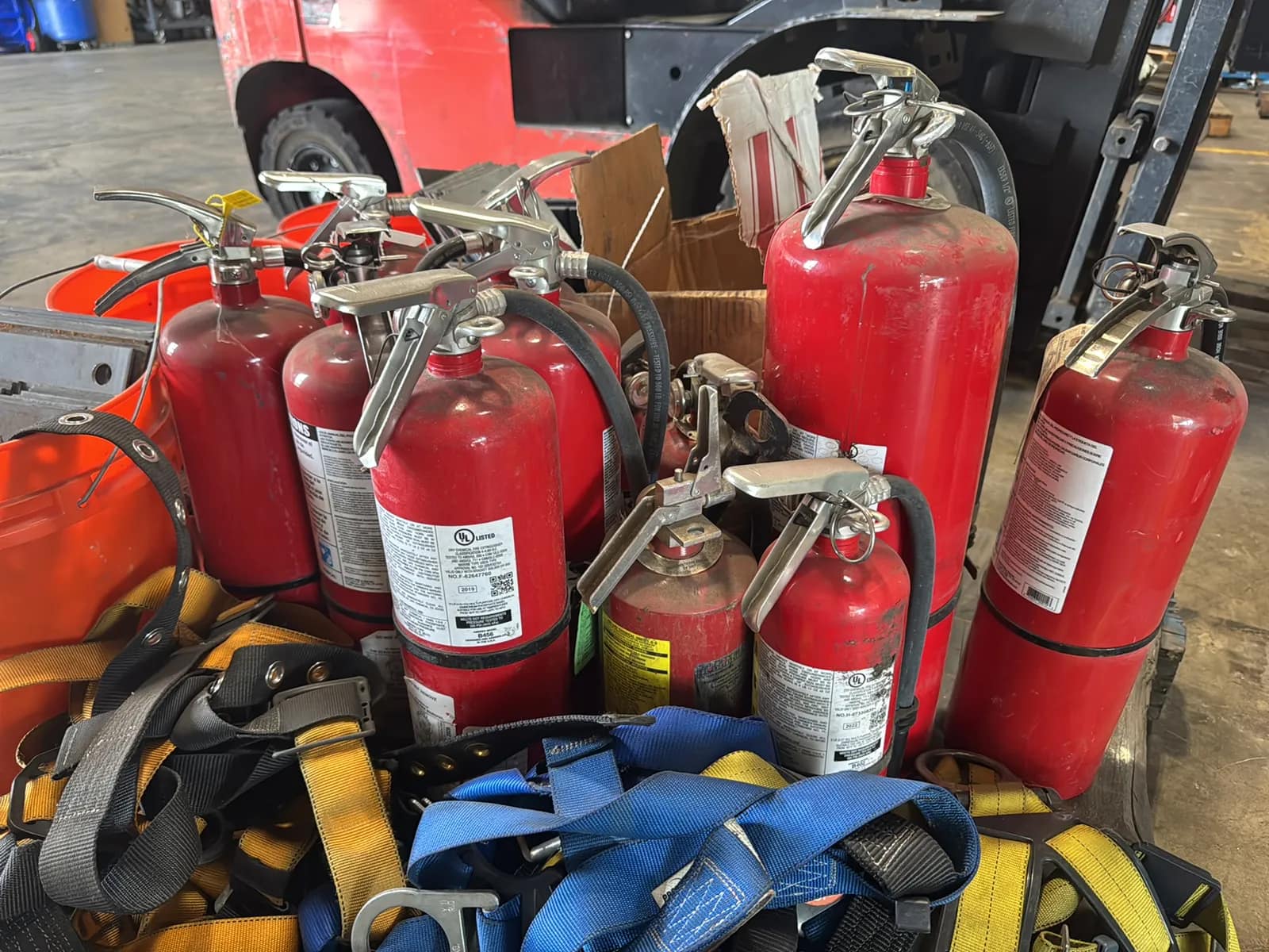 Contents Of Pallet: Fire Extinguishers, PPE Harnesses, Steel Plate And More, photo 5 of 7