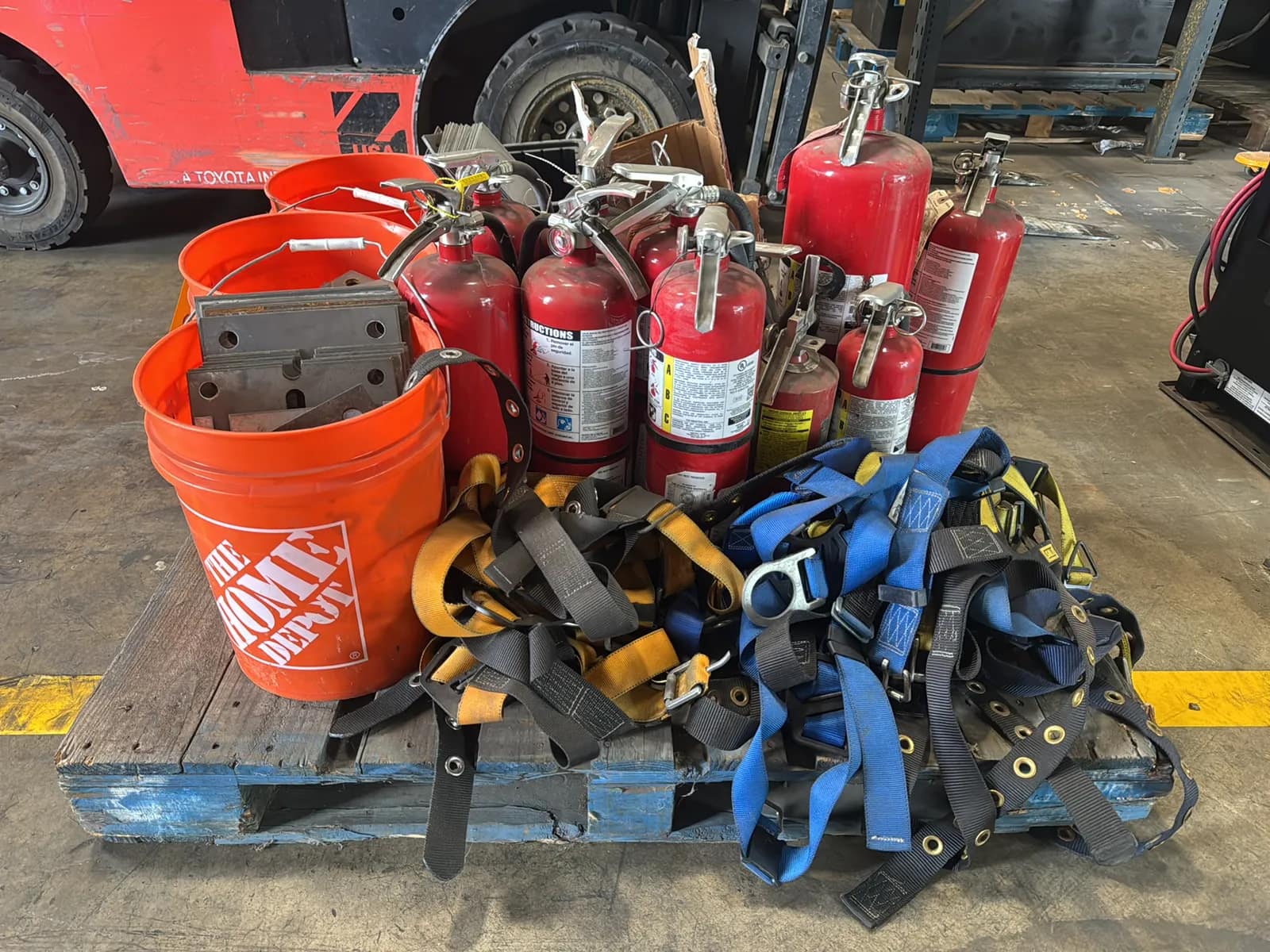 Contents Of Pallet: Fire Extinguishers, PPE Harnesses, Steel Plate And More, photo 4 of 7
