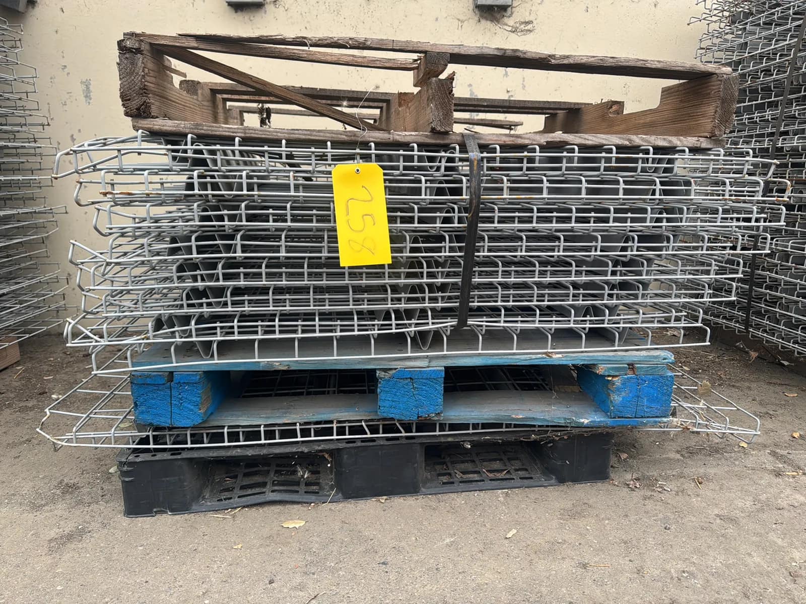 contents-of-pallet-pallet-racking-grating-mtucfyr8