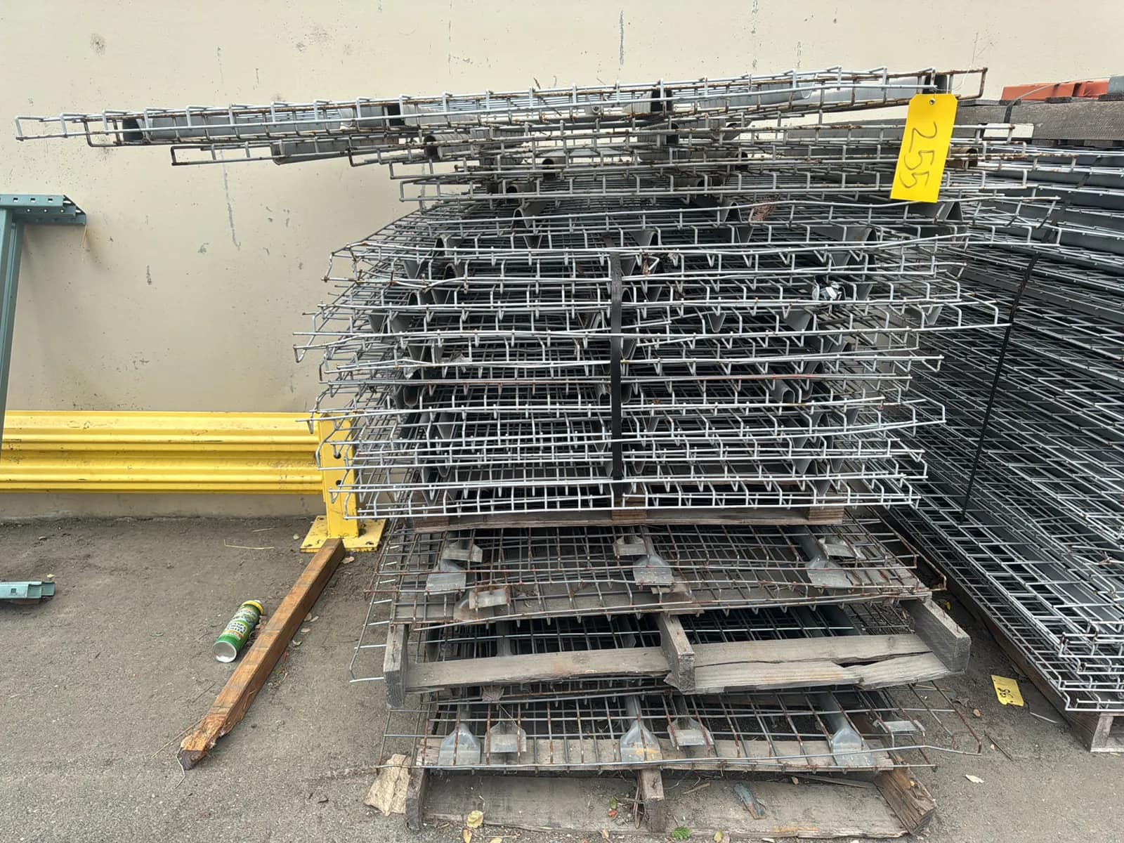 bulk-lot-stack-of-pallet-racking-grating-cc3c58