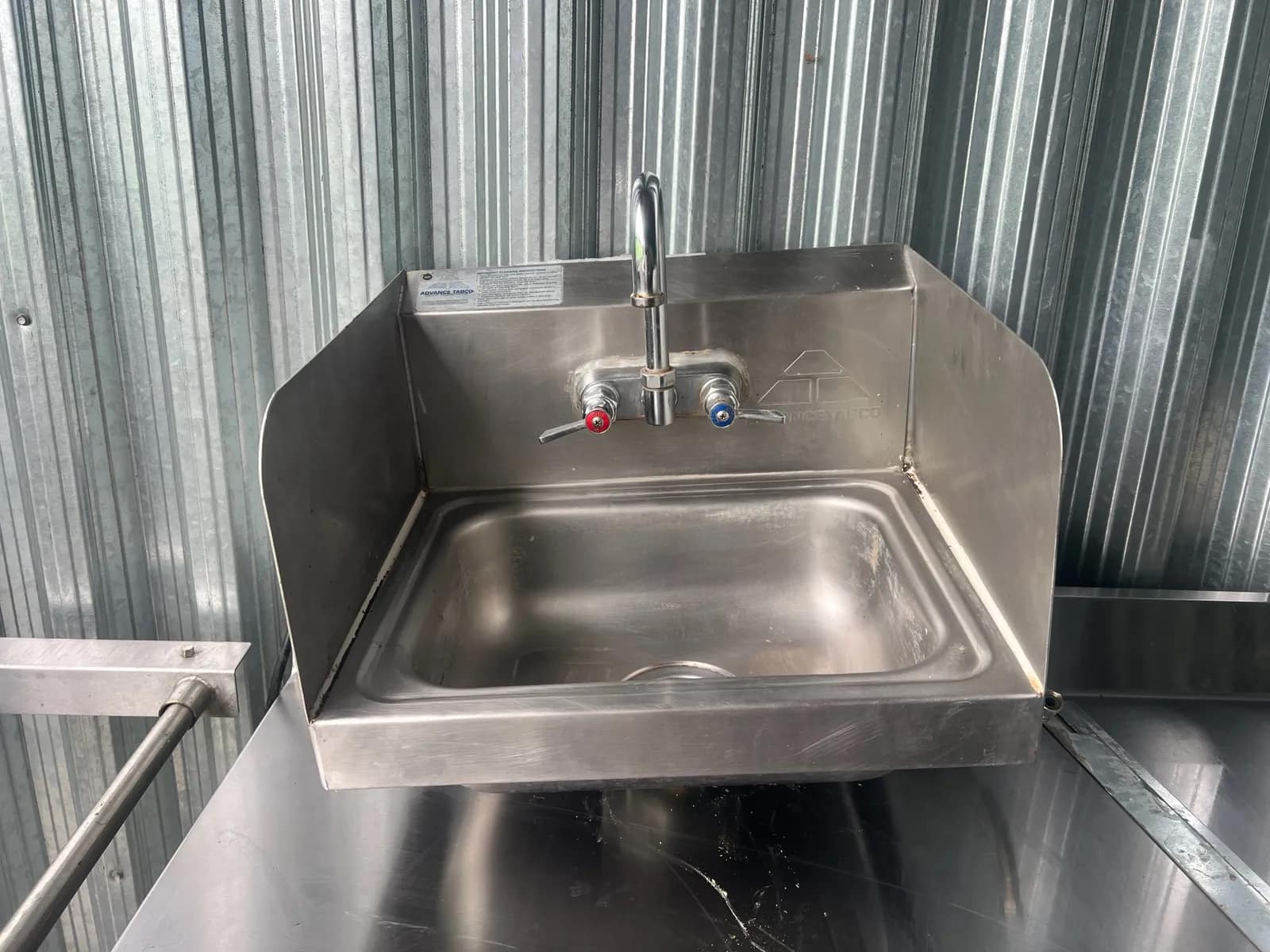 stainless-steel-hand-sink-with-faucet-and-splash-guard-4e4191