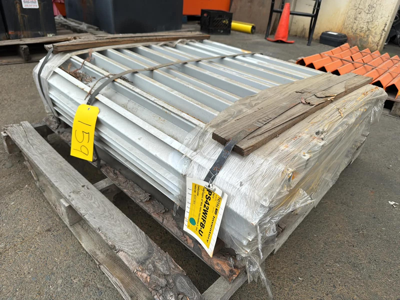 Pallet of 42” Pallet Supports, photo 1 of 5