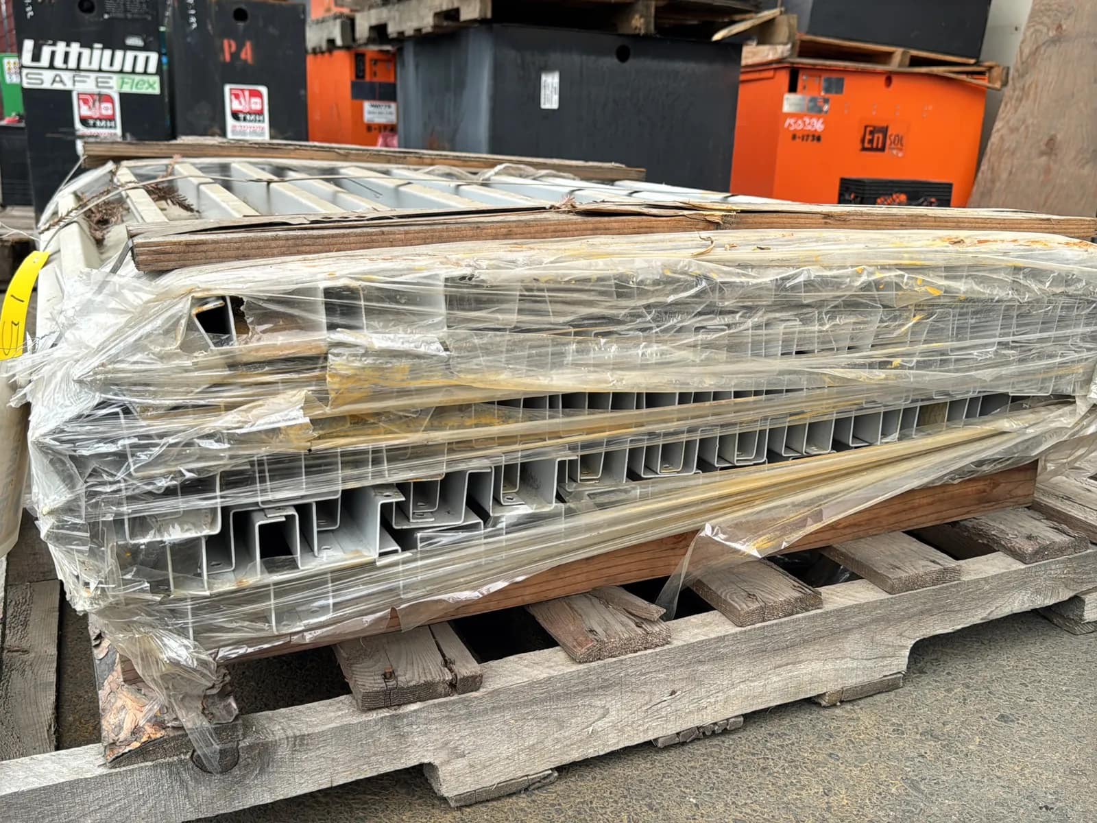 Pallet of 42” Pallet Supports, photo 4 of 5