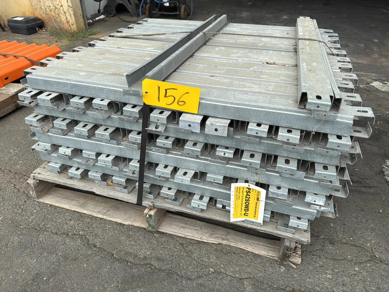Pallet of 42” Pallet Supports, photo 1 of 5