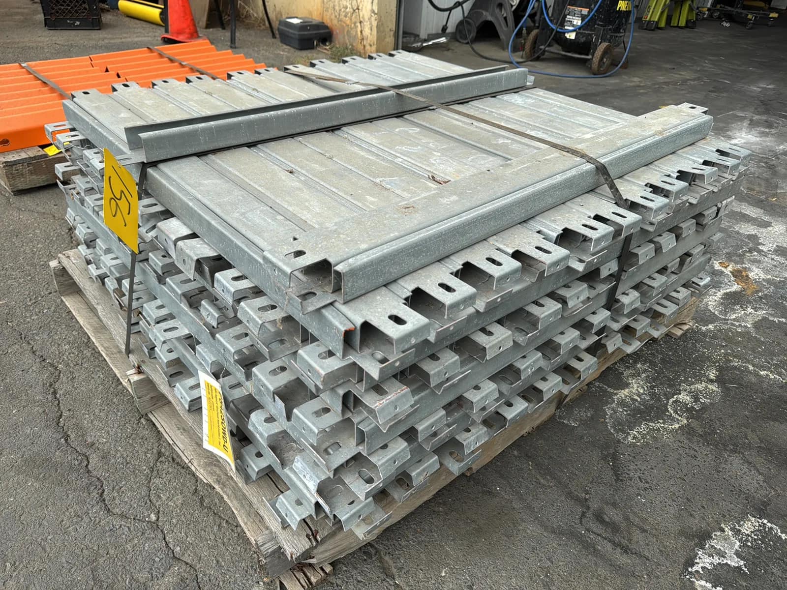 Pallet of 42” Pallet Supports, photo 3 of 5