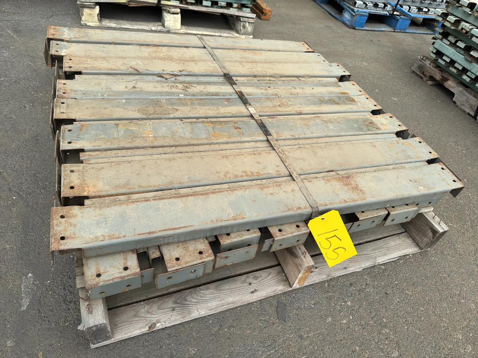 Pallet of 42” Pallet Supports, photo 2 of 4