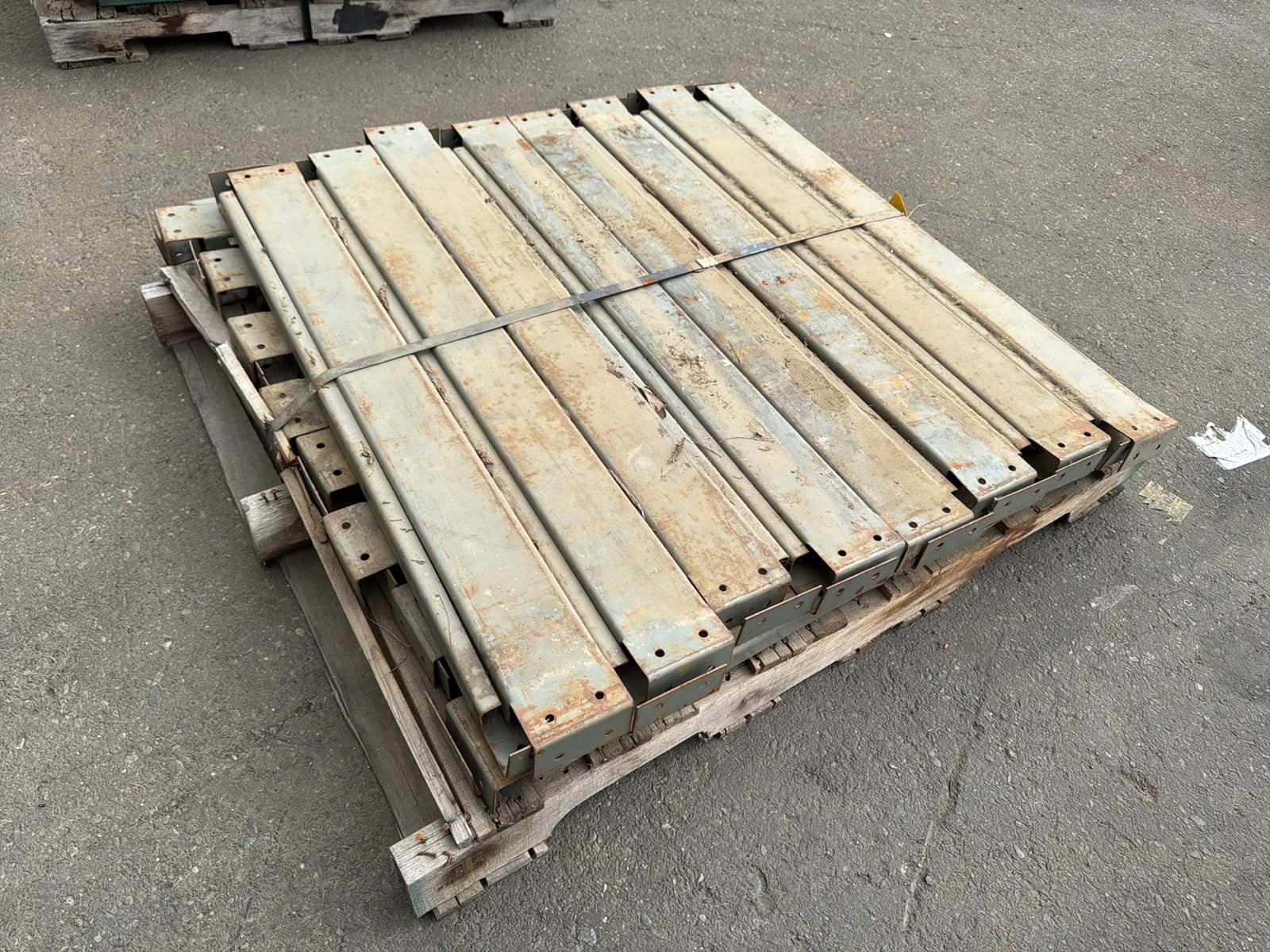 Pallet of 42” Pallet Supports, photo 1 of 4