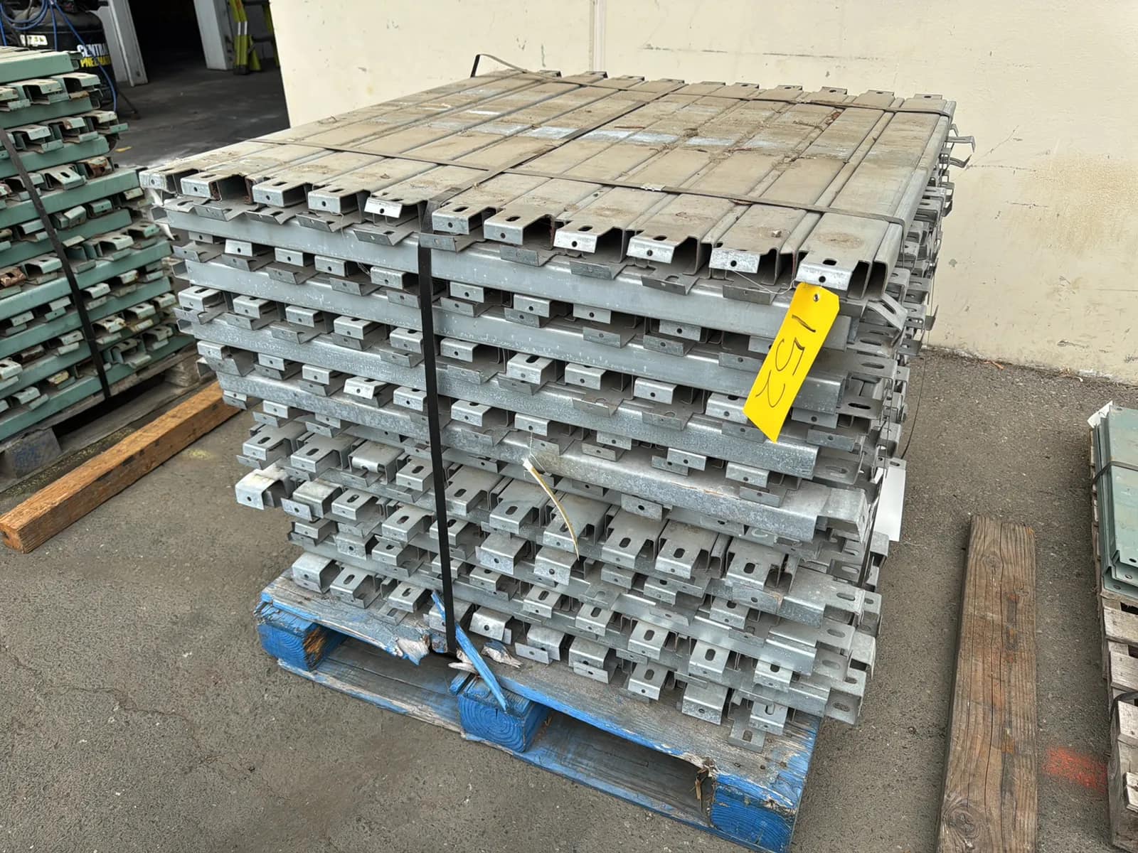 Pallet of 24” Pallet Supports, photo 1 of 5