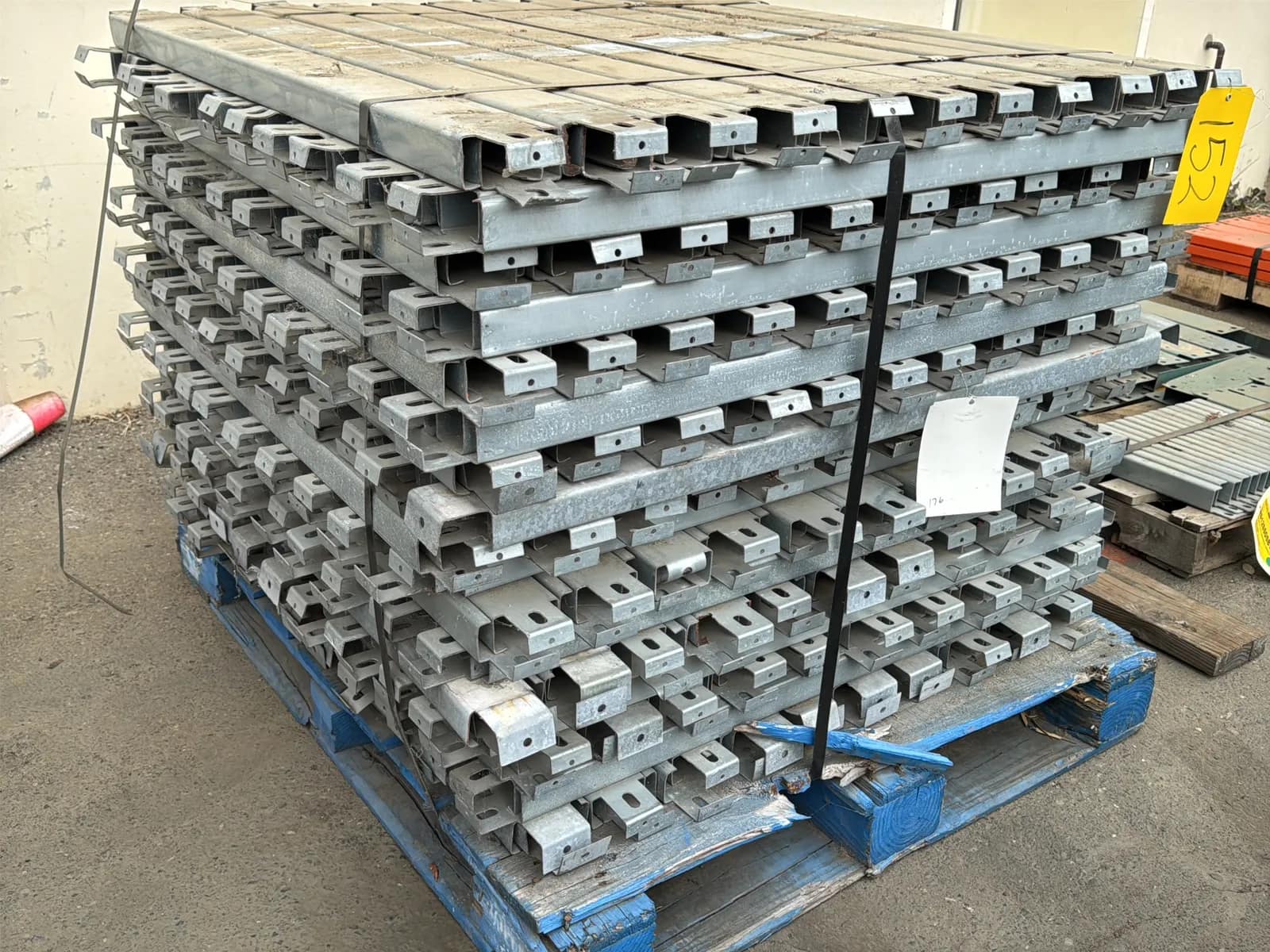 Pallet of 24” Pallet Supports, photo 5 of 5