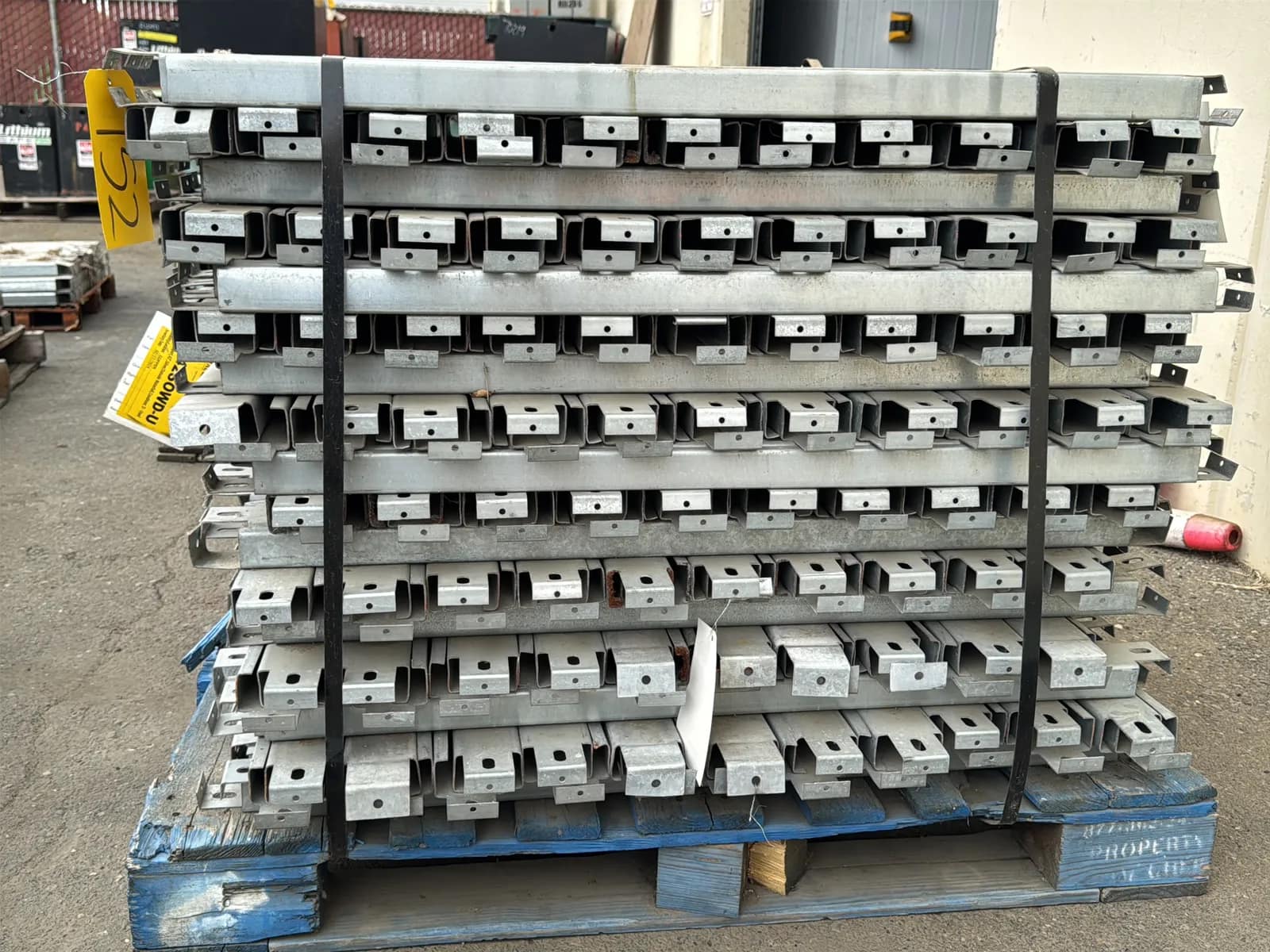 Pallet of 24” Pallet Supports, photo 4 of 5
