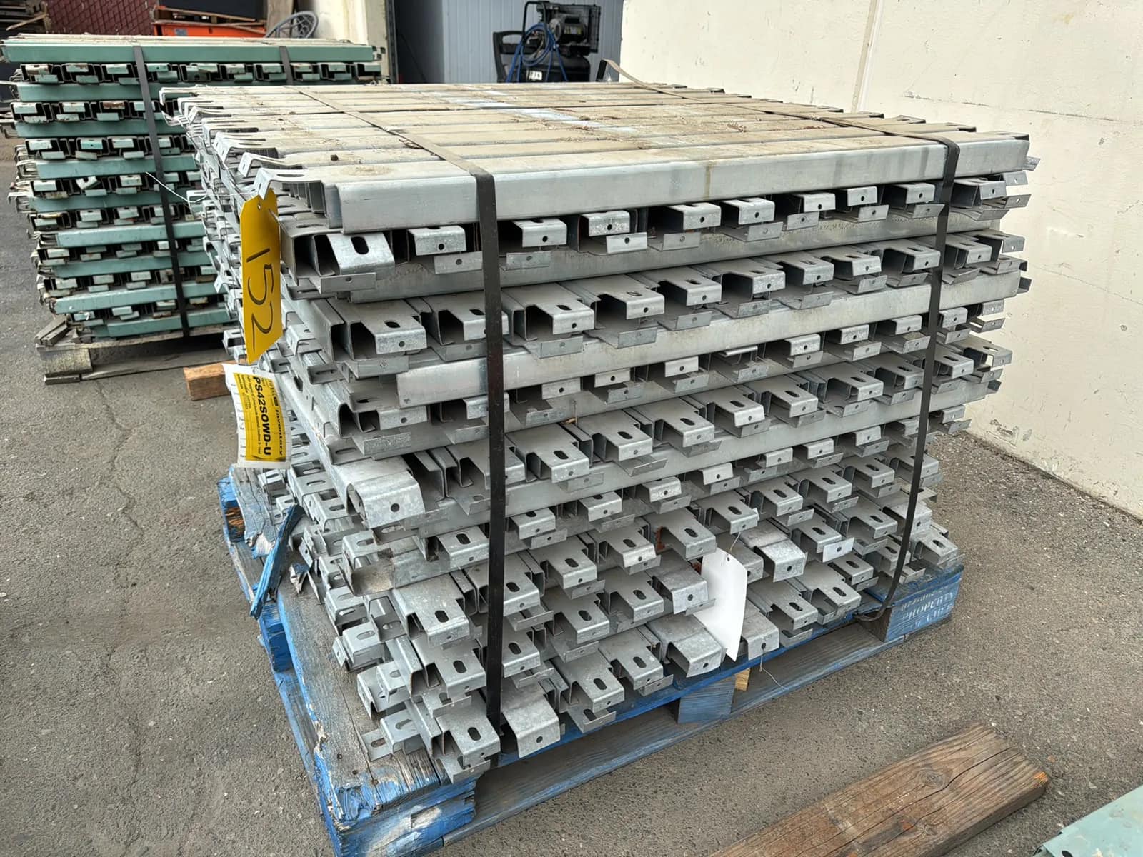 Pallet of 24” Pallet Supports, photo 2 of 5