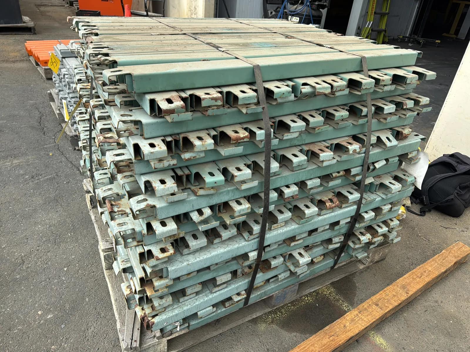 Pallet of 24” Pallet Supports, photo 3 of 5