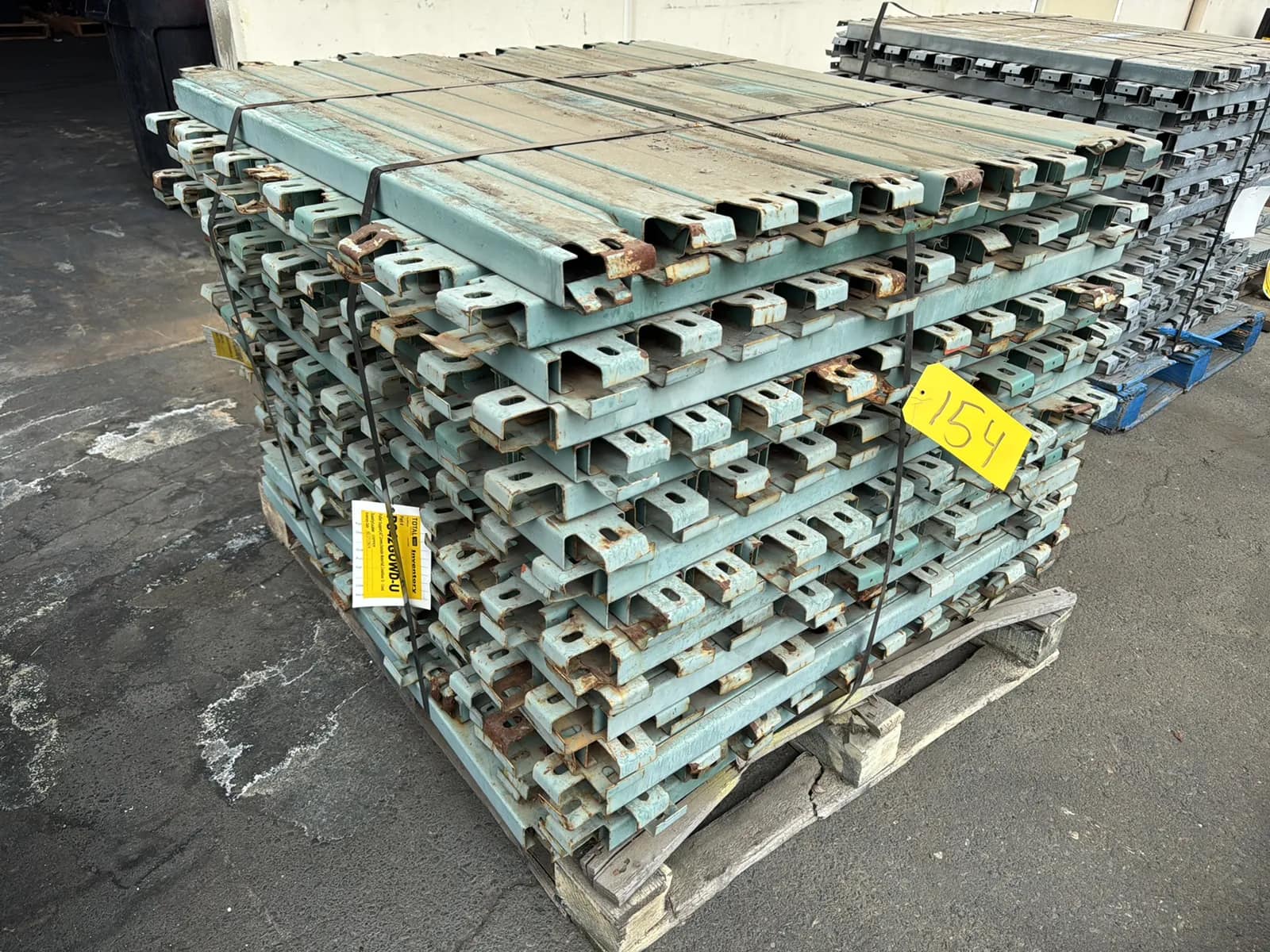 Pallet of 24” Pallet Supports, photo 1 of 5
