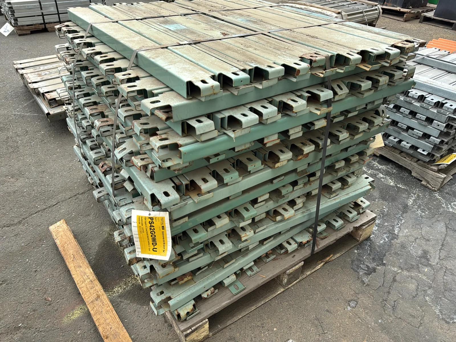Pallet of 24” Pallet Supports, photo 4 of 5