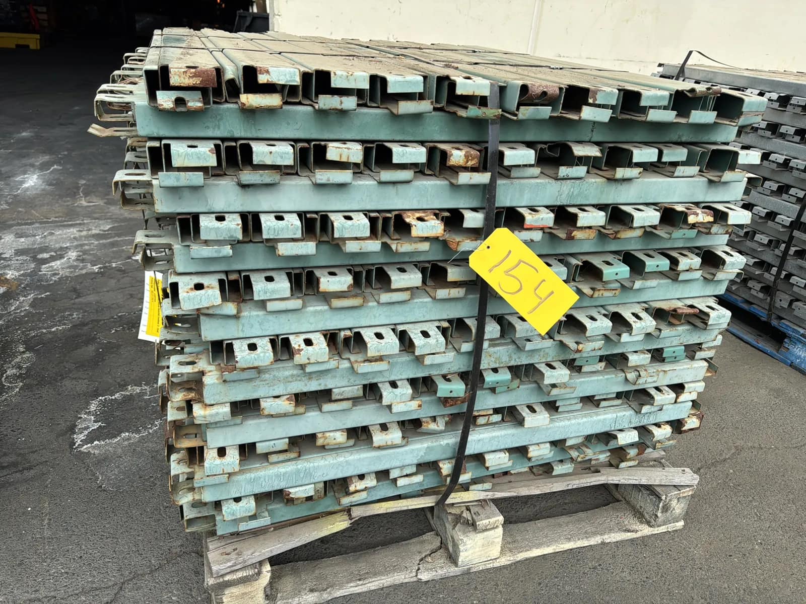Pallet of 24” Pallet Supports, photo 2 of 5