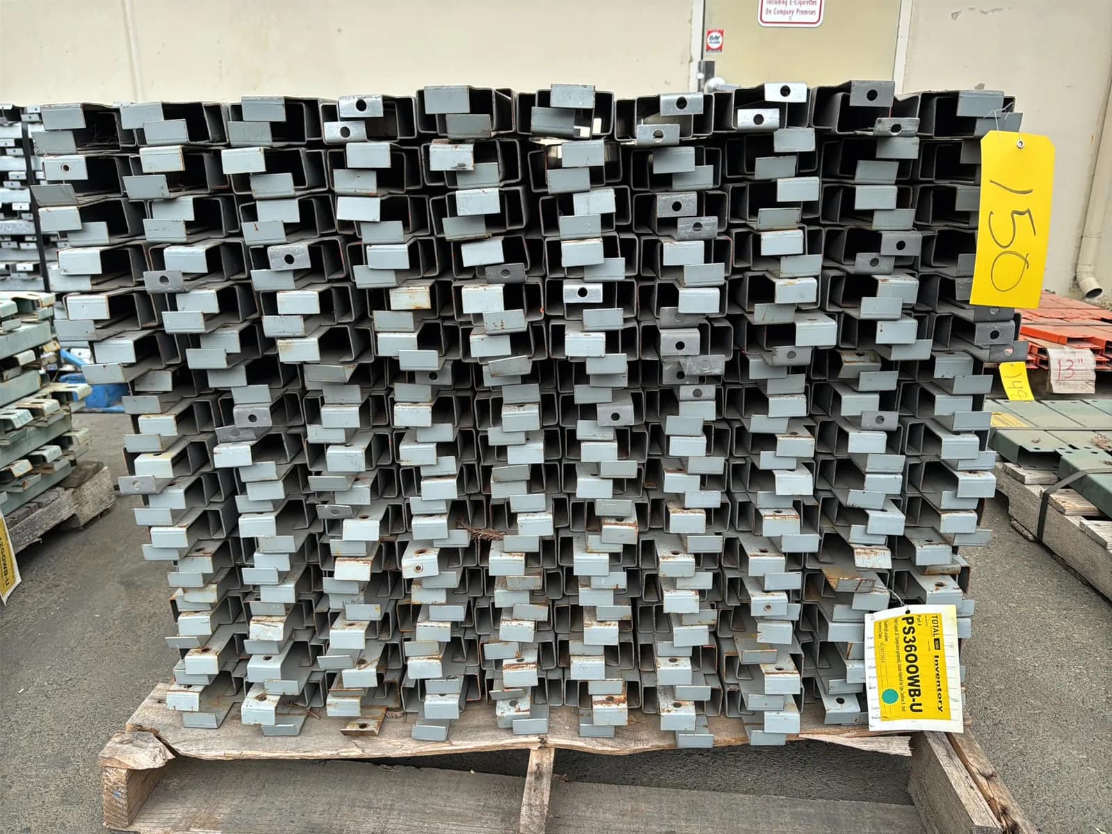 Pallet of 36” Pallet Supports, photo 2 of 5
