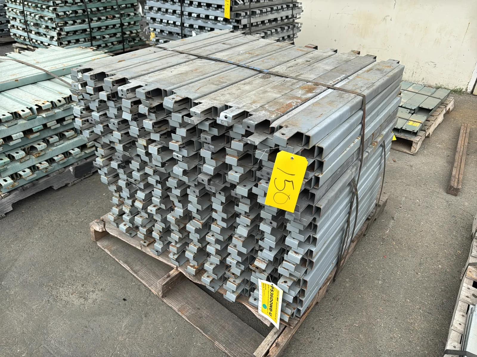 Pallet of 36” Pallet Supports, photo 1 of 5