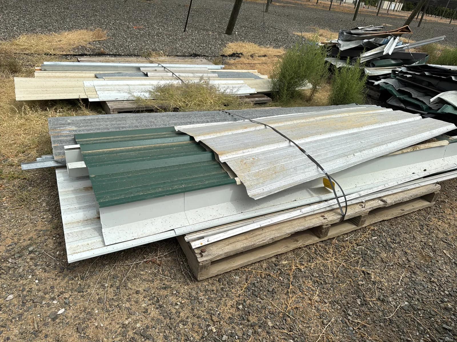 contents-of-2-pallets-metal-roofing-materials-5991b9