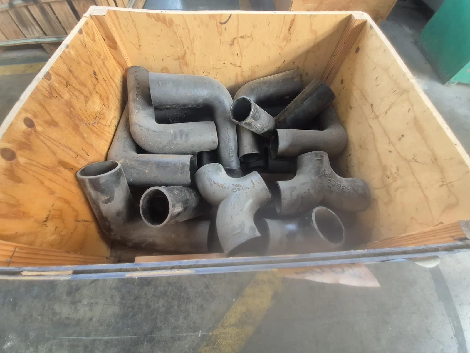 contents-of-pallet-assortment-of-cast-iron-4-double-1-4-bend-3x4x10x12-closet-bend-reducing-4x10x12-closet-bends-2e1951