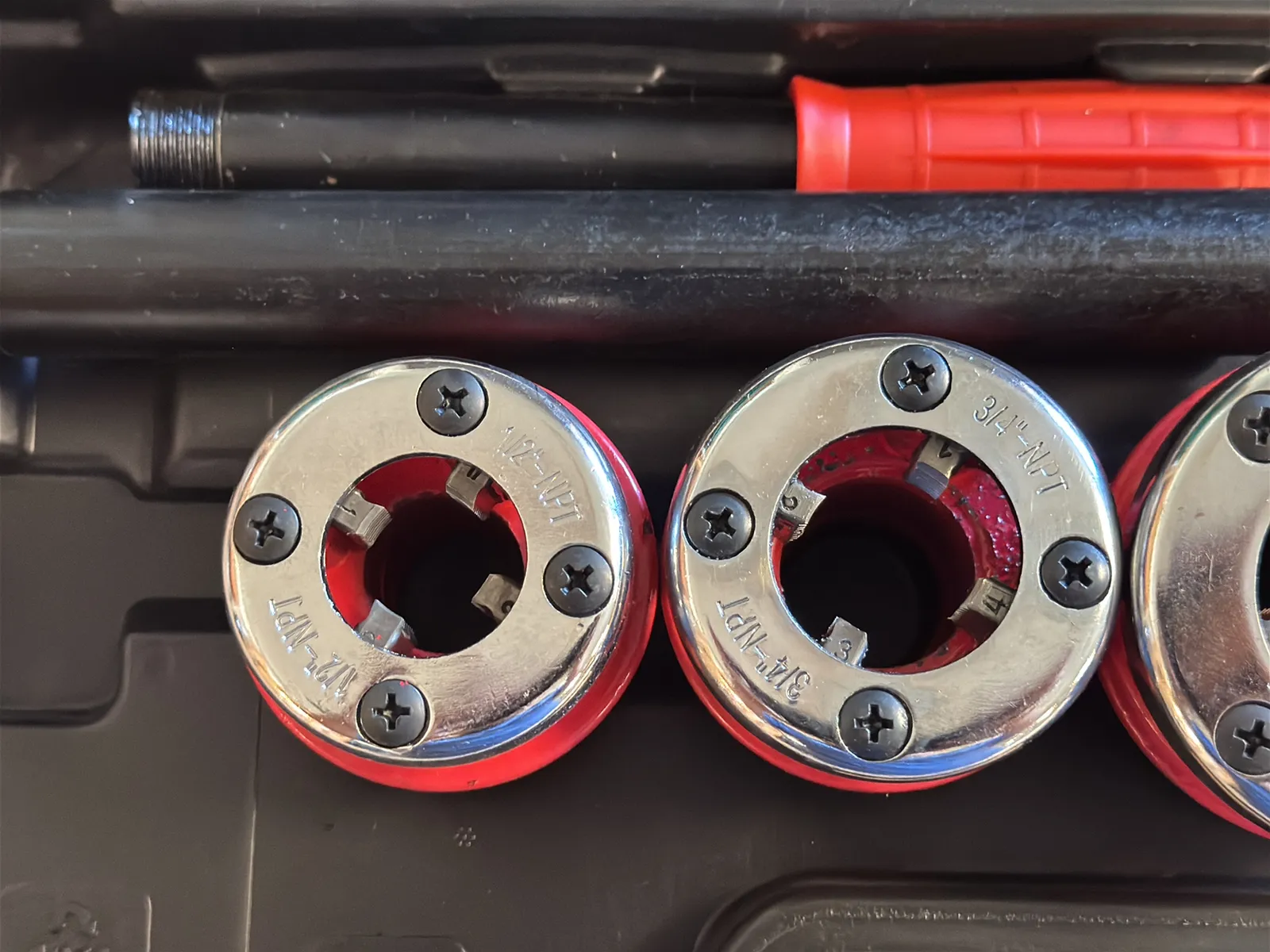 Central Machinery 1/2”-1” Ratcheting Pipe Threader Set, photo 5 of 8