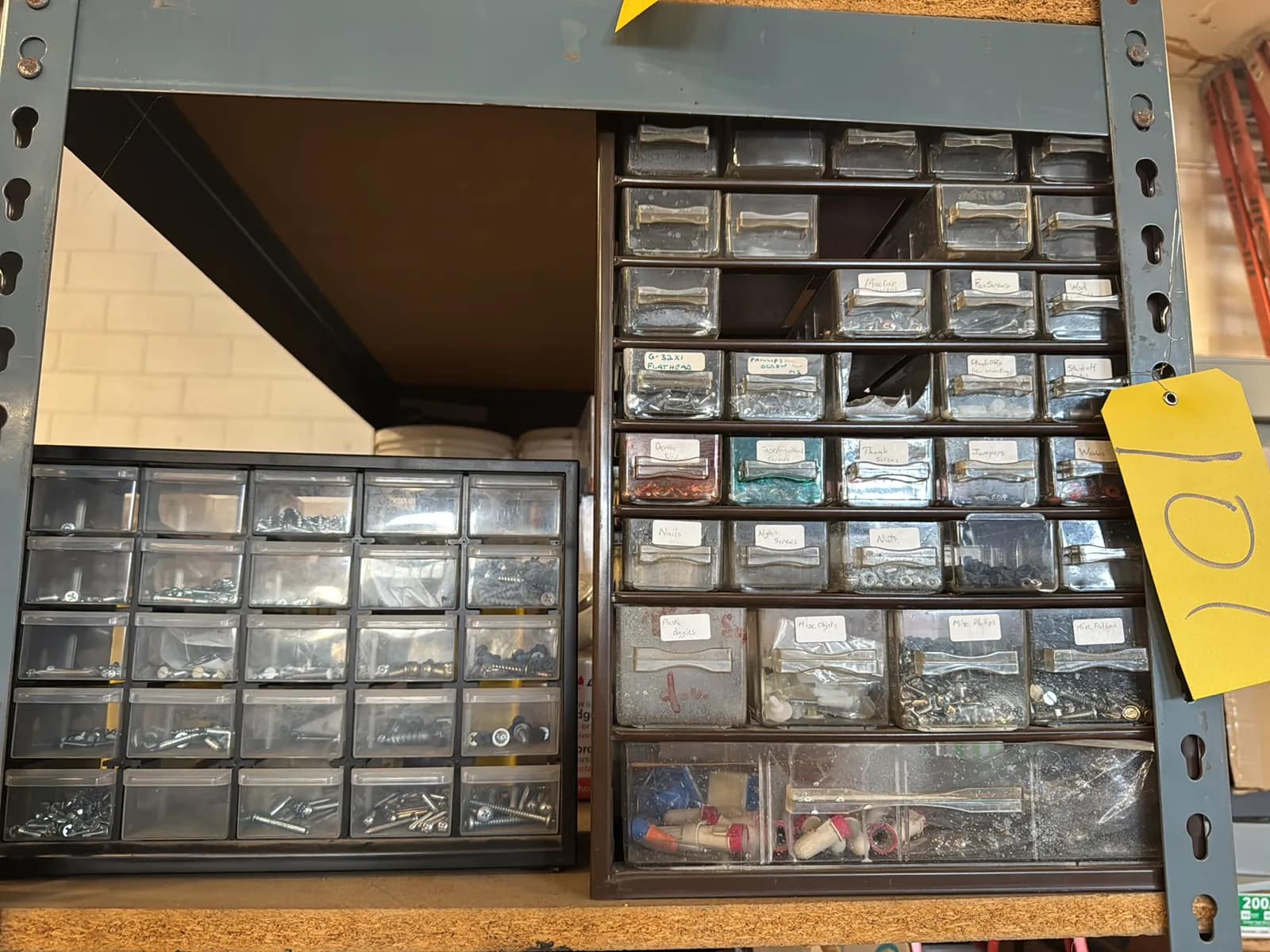 contents-of-1-shelf-hardware-organizers-hardware-exit-signs-and-more-mu793umm