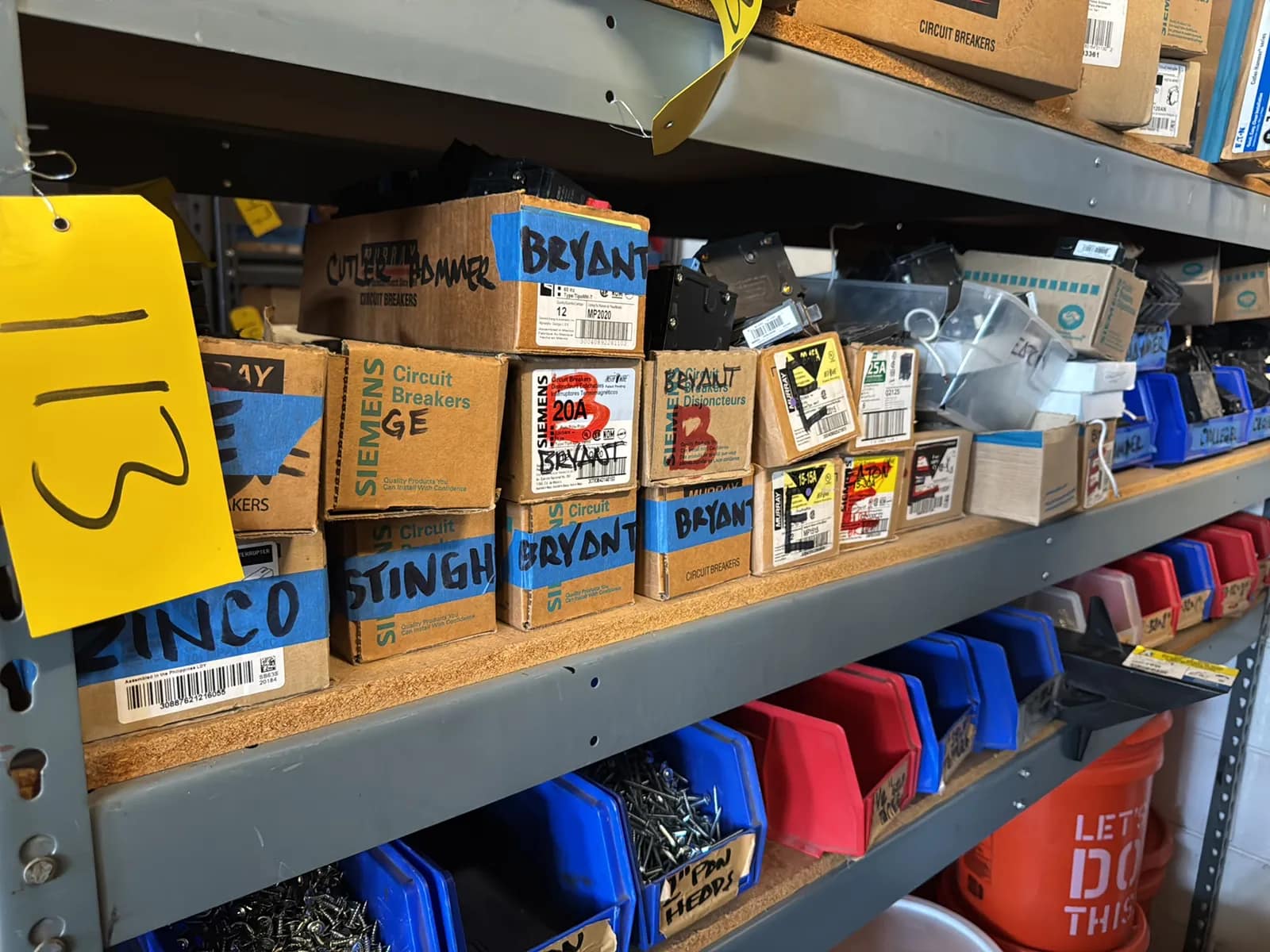 contents-of-1-shelf-circuit-breakers-assorted-electrical-hardware-and-more-mu79p1km