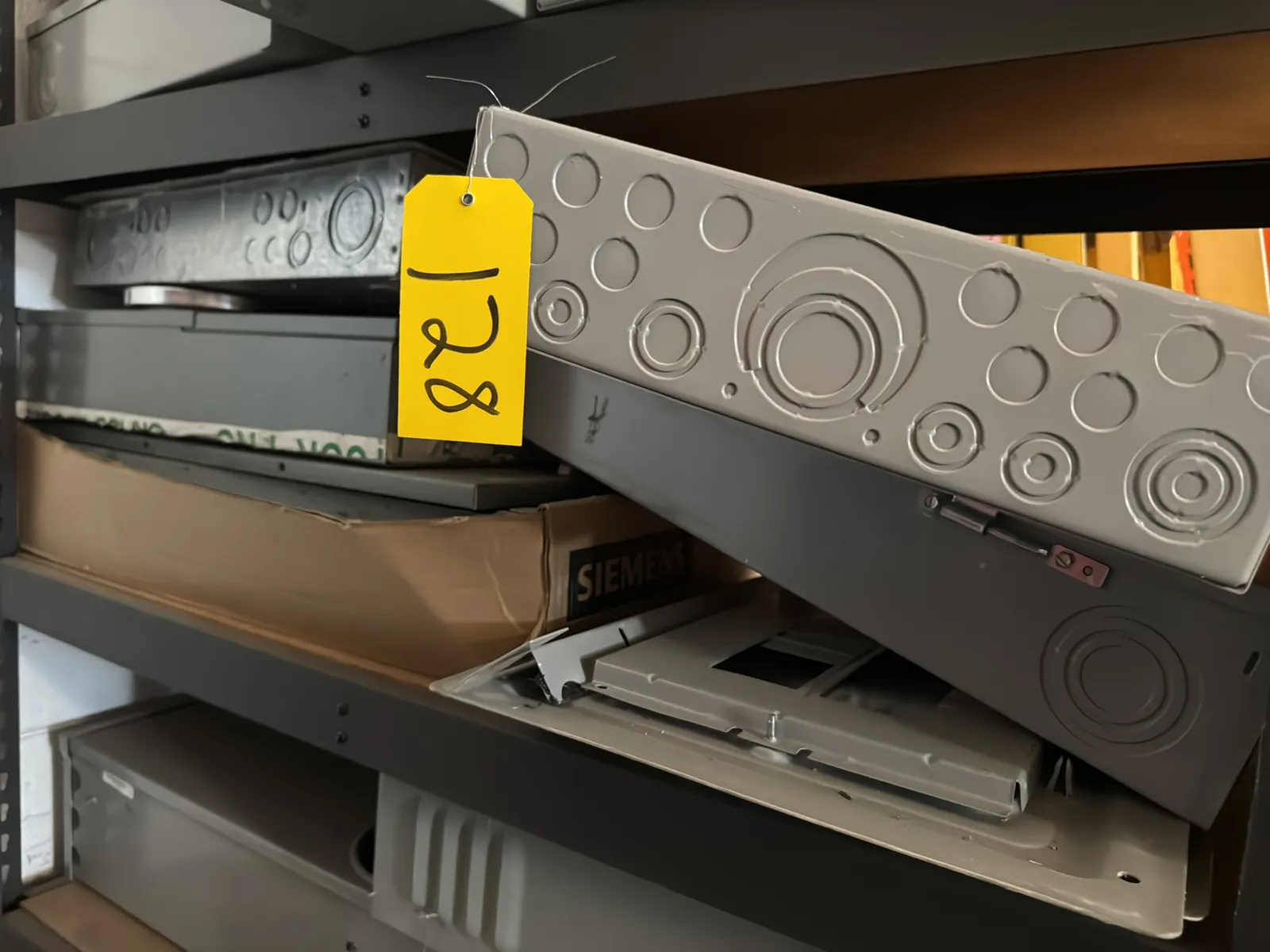 contents-of-1-shelf-assorted-electrical-boxes-mu79ukub
